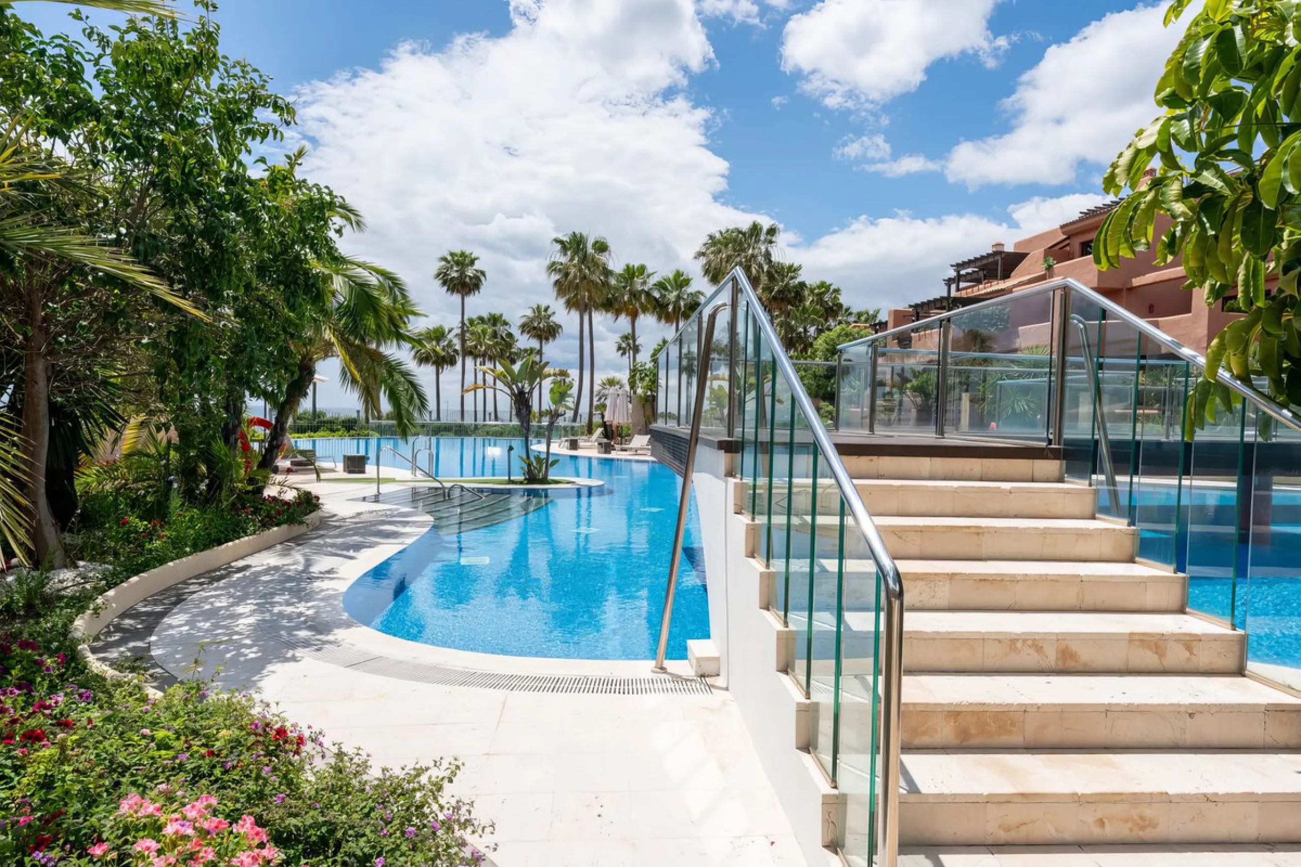 Apartment - Ground Floor Apartment в продаже в Estepona, Málaga. В доме 3 спален и 2 ванных комнат. Площадь дома 110 м²