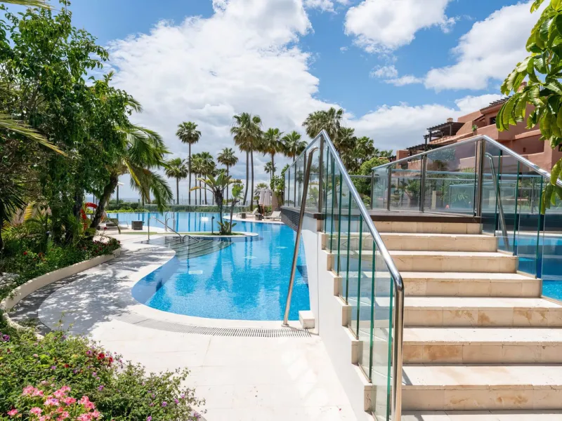 Apartment - Ground Floor Apartment в продаже в Estepona, Málaga. В доме 3 спален и 2 ванных комнат. Площадь дома 110 м²