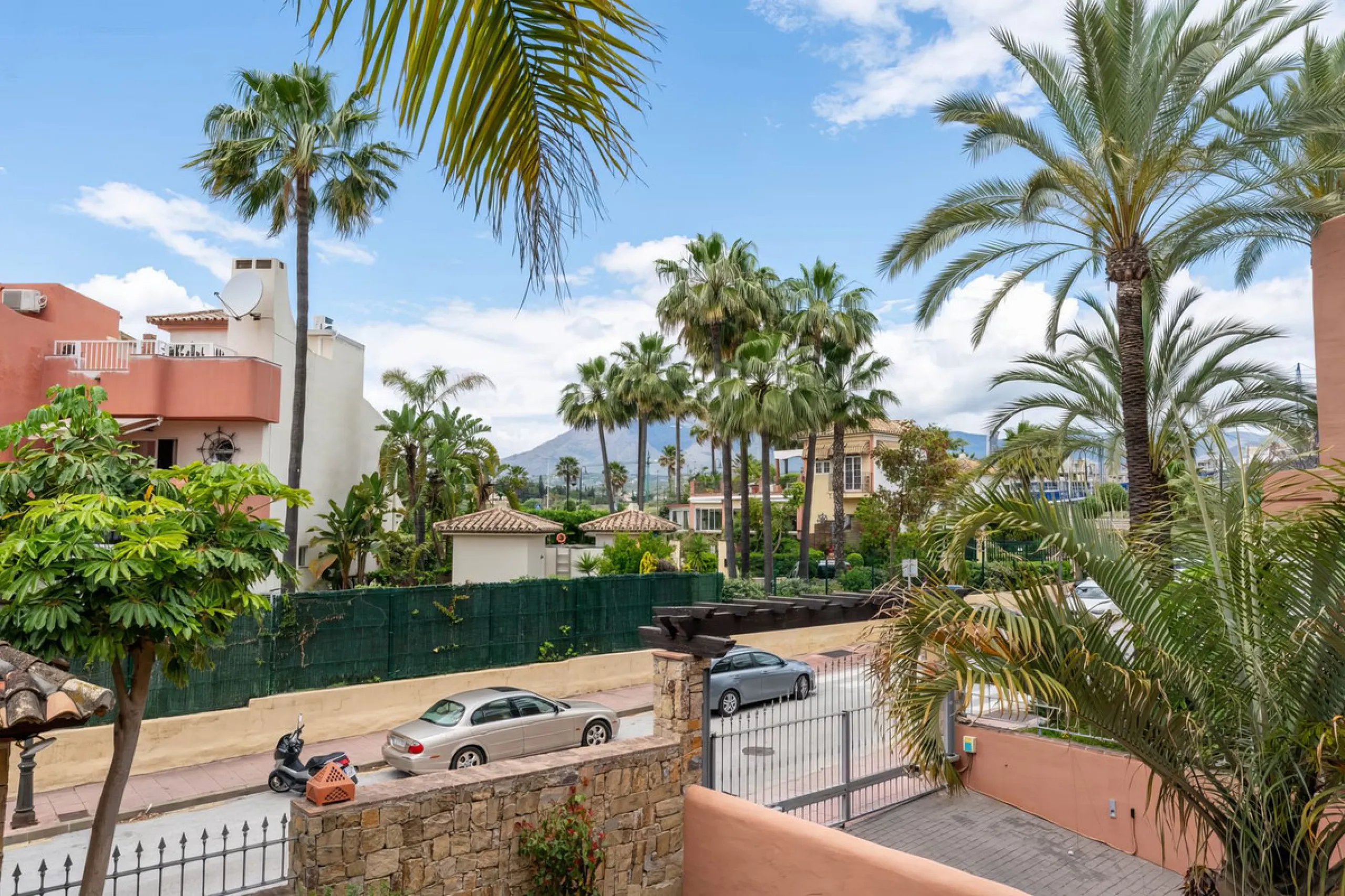 Apartment - Ground Floor Apartment в продаже в Estepona, Málaga. В доме 3 спален и 2 ванных комнат. Площадь дома 110 м²