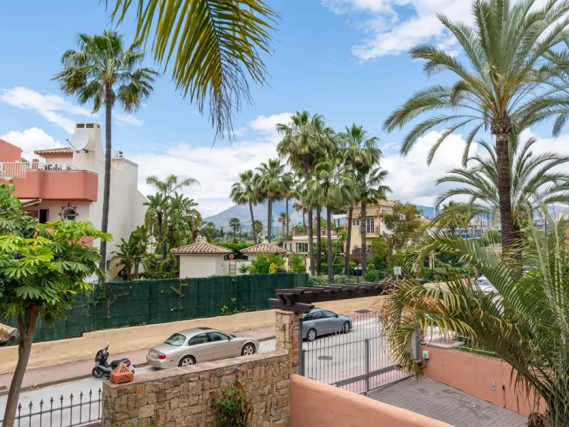 Apartment - Ground Floor Apartment в продаже в Estepona, Málaga. В доме 3 спален и 2 ванных комнат. Площадь дома 110 м²