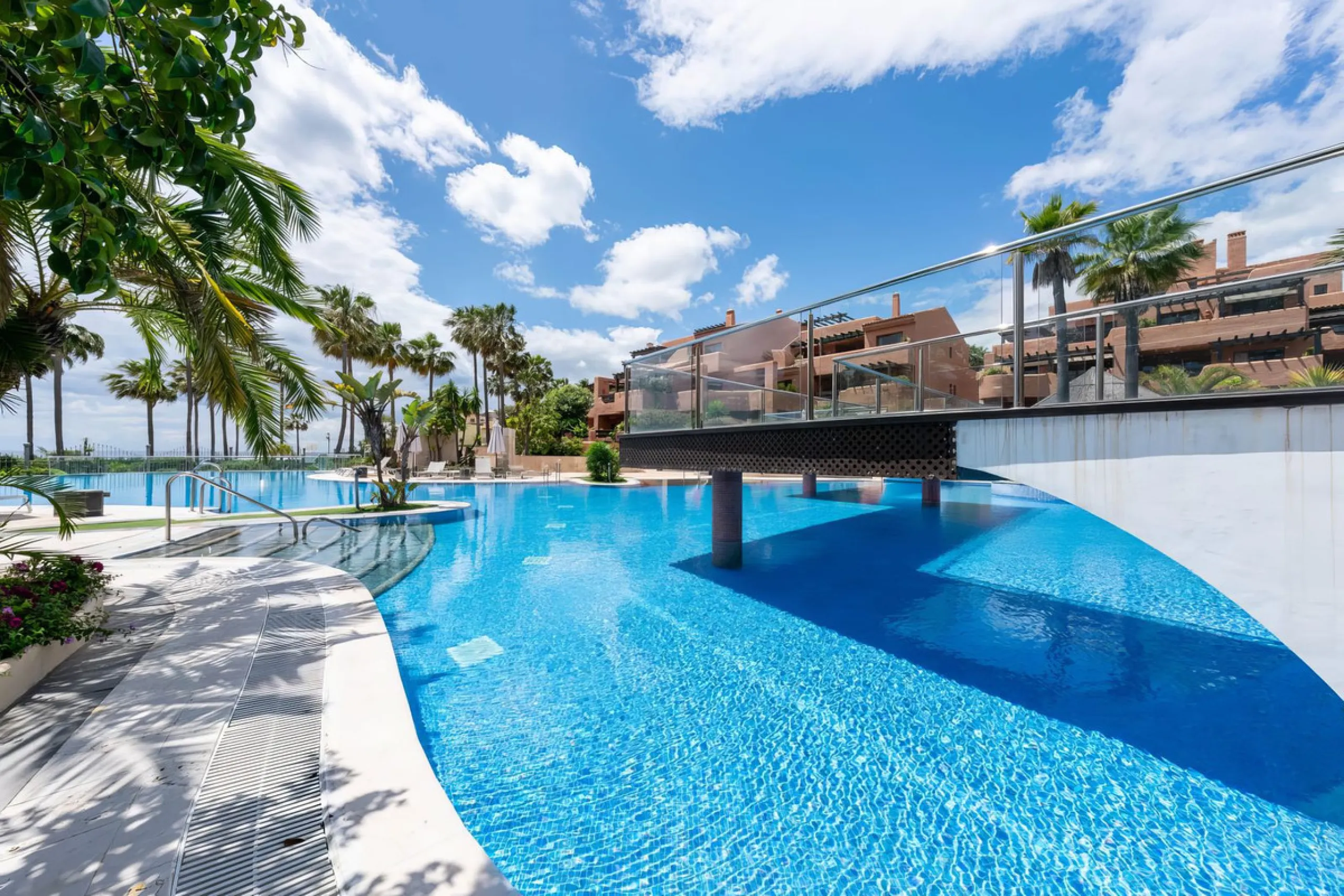 Apartment - Ground Floor Apartment в продаже в Estepona, Málaga. В доме 3 спален и 2 ванных комнат. Площадь дома 110 м²