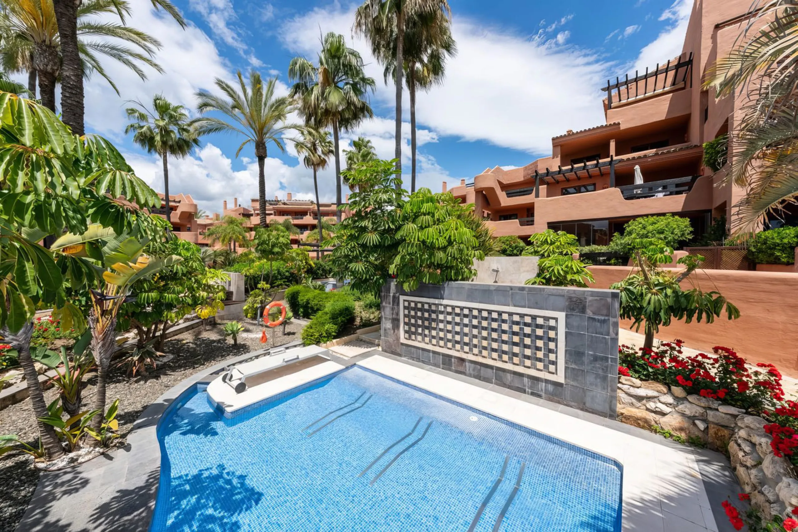 Apartment - Ground Floor Apartment в продаже в Estepona, Málaga. В доме 3 спален и 2 ванных комнат. Площадь дома 110 м²