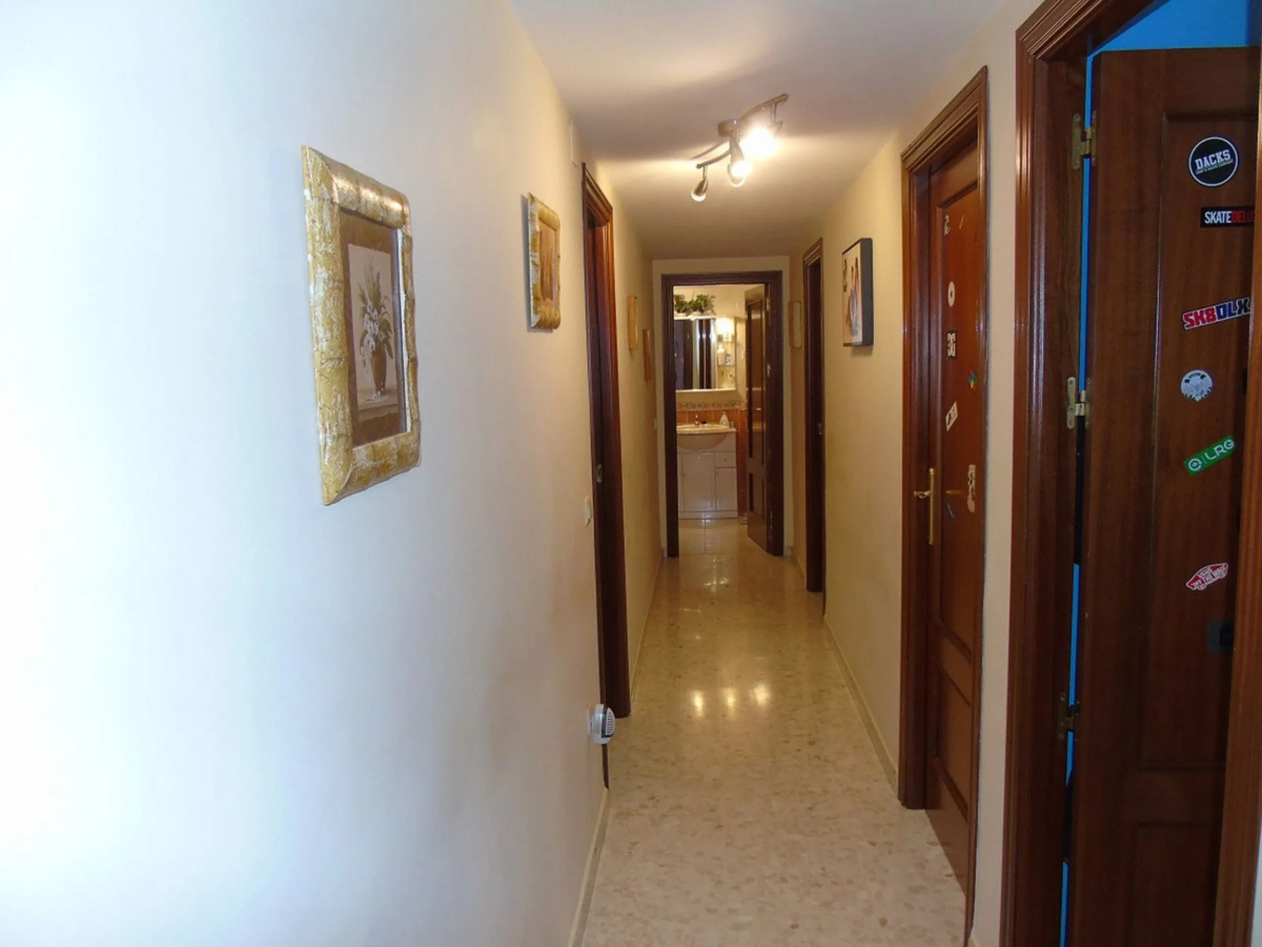 Spectacular penthouse for sale with an 85m² terrace that wraps around the entire apartment. It has a southwest orientation with views over the city. Discover this apartment on the 3rd floor of a building with an elevator, next to the Las Lagunas shopping 