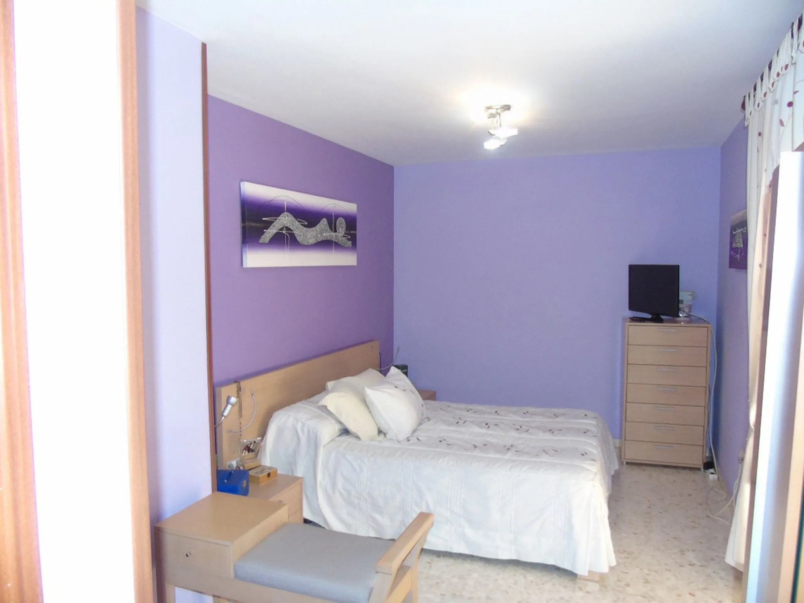 Spectacular penthouse for sale with an 85m² terrace that wraps around the entire apartment. It has a southwest orientation with views over the city. Discover this apartment on the 3rd floor of a building with an elevator, next to the Las Lagunas shopping 