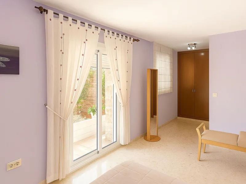 Spectacular penthouse for sale with an 85m² terrace that wraps around the entire apartment. It has a southwest orientation with views over the city. Discover this apartment on the 3rd floor of a building with an elevator, next to the Las Lagunas shopping 