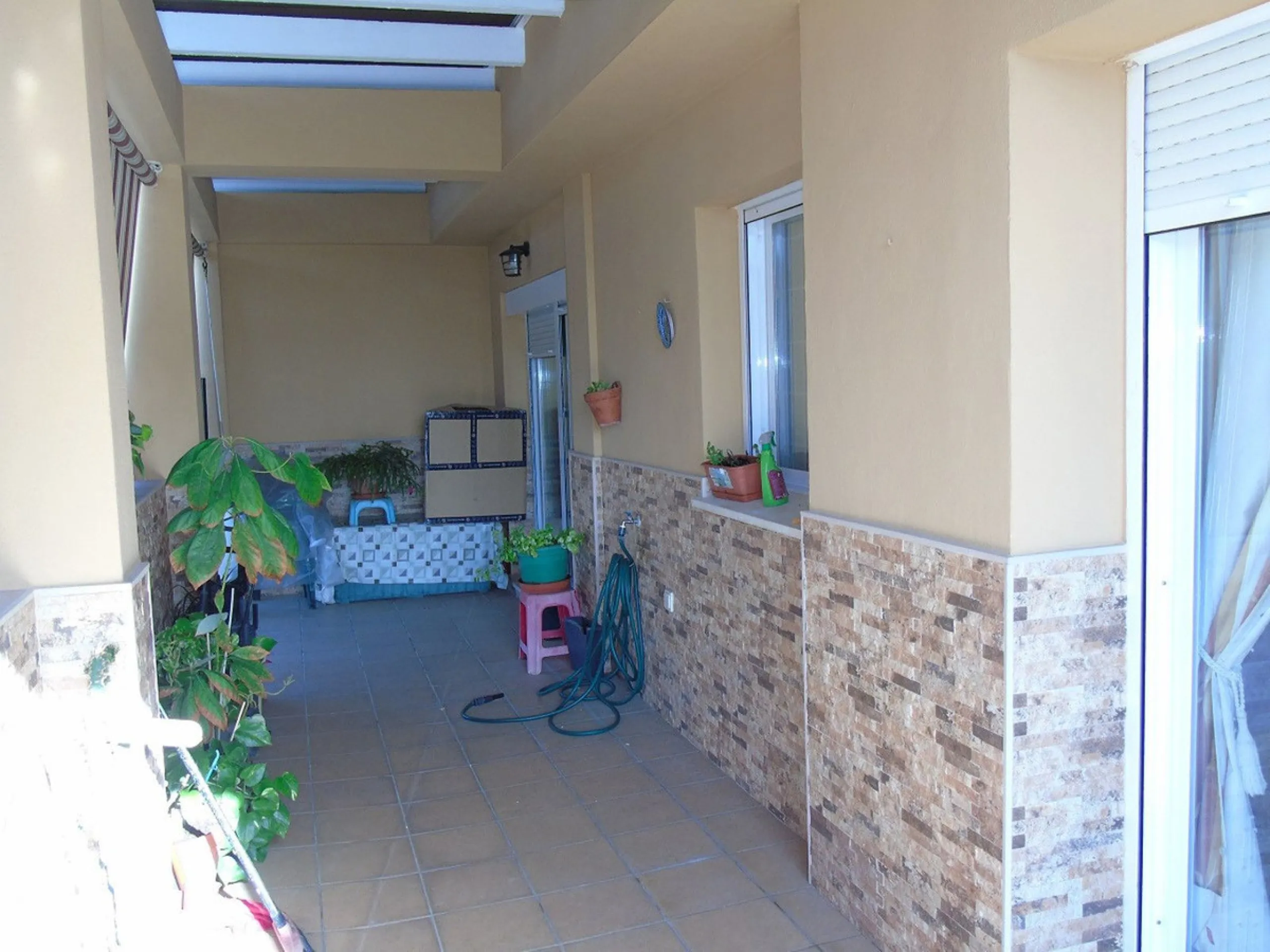 Spectacular penthouse for sale with an 85m² terrace that wraps around the entire apartment. It has a southwest orientation with views over the city. Discover this apartment on the 3rd floor of a building with an elevator, next to the Las Lagunas shopping 
