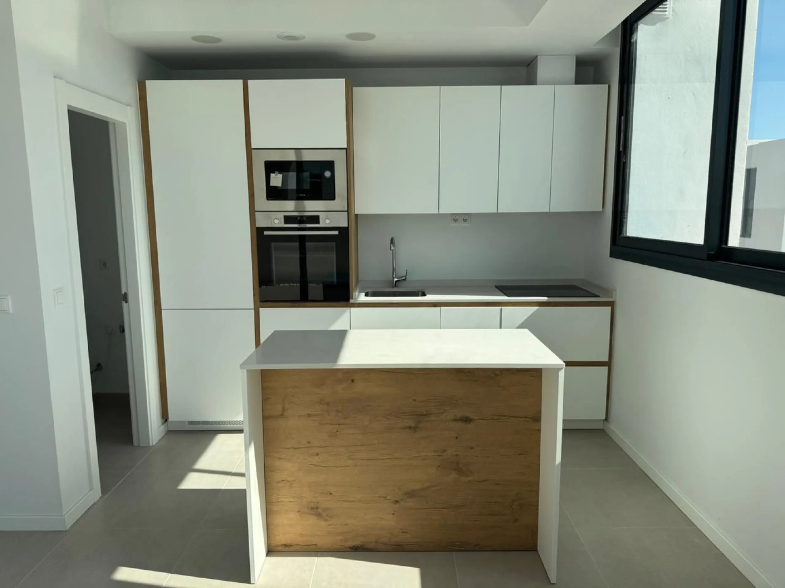 Apartment - Penthouse в продаже в Estepona, Málaga. В доме 2 спален и 2 ванных комнат. Площадь дома 145 м²
