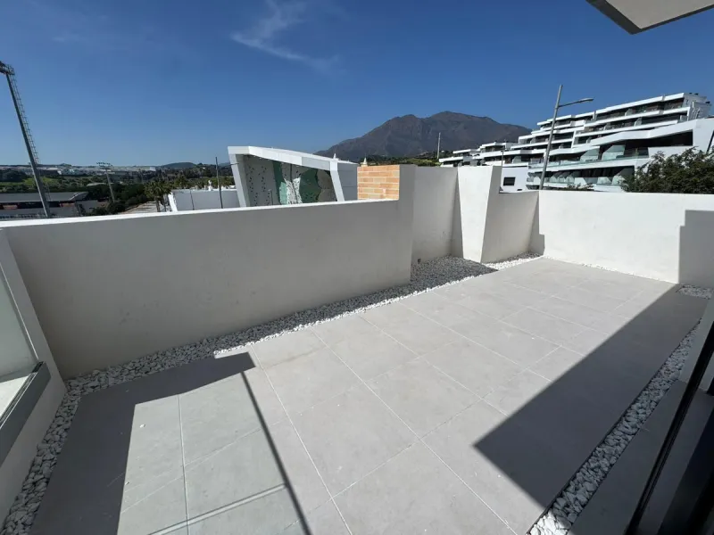 Apartment - Penthouse в продаже в Estepona, Málaga. В доме 2 спален и 2 ванных комнат. Площадь дома 145 м²