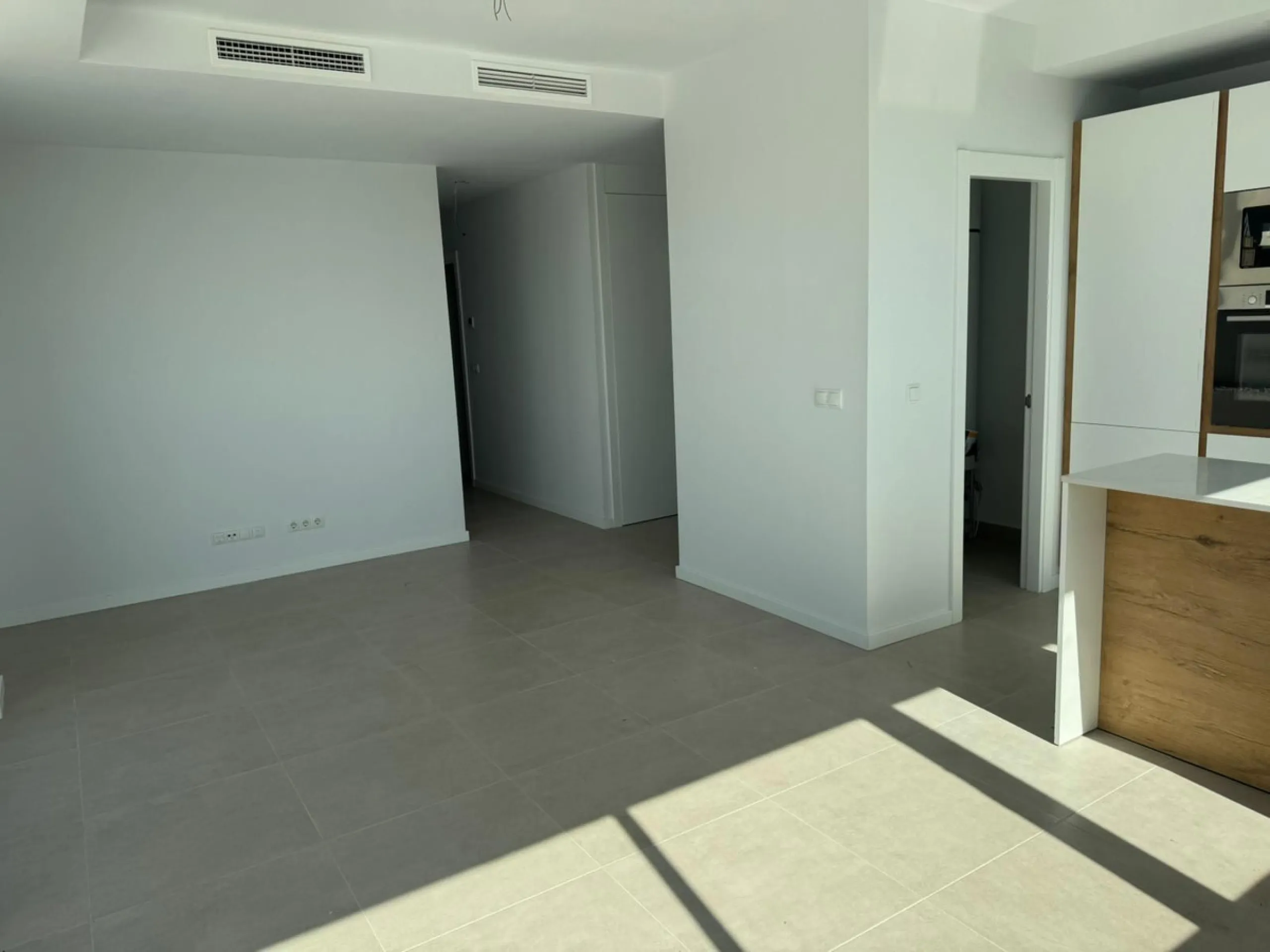 We present this bright and modern 2-bedroom, 2-bathroom apartment, ready to move into. Located in the northern area of Estepona center, just a few meters from the Fairgrounds, this property perfectly combines residential tranquility with the vibrant atmos