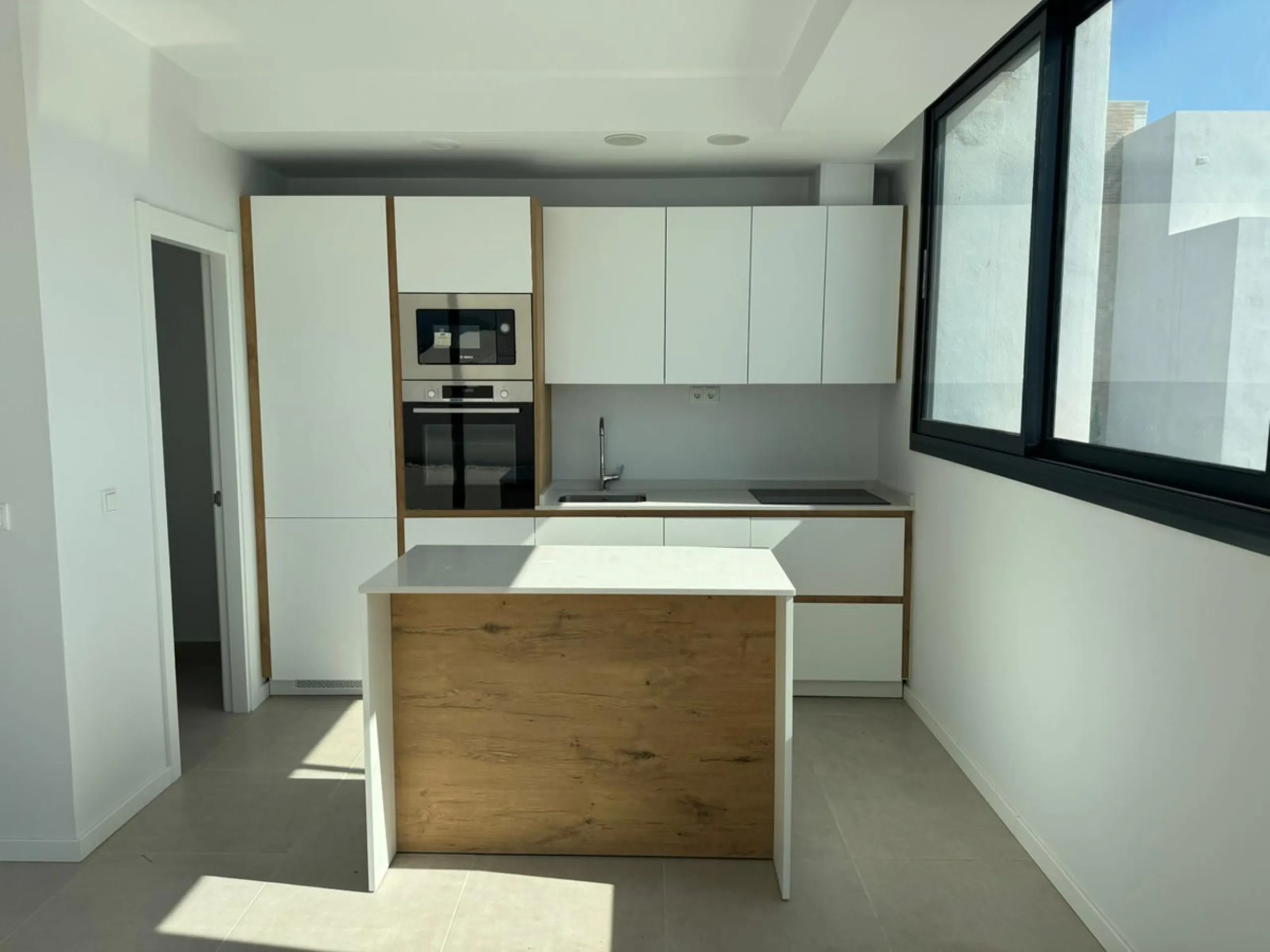 We present this bright and modern 2-bedroom, 2-bathroom apartment, ready to move into. Located in the northern area of Estepona center, just a few meters from the Fairgrounds, this property perfectly combines residential tranquility with the vibrant atmos