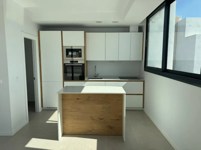 We present this bright and modern 2-bedroom, 2-bathroom apartment, ready to move into. Located in the northern area of Estepona center, just a few meters from the Fairgrounds, this property perfectly combines residential tranquility with the vibrant atmos
