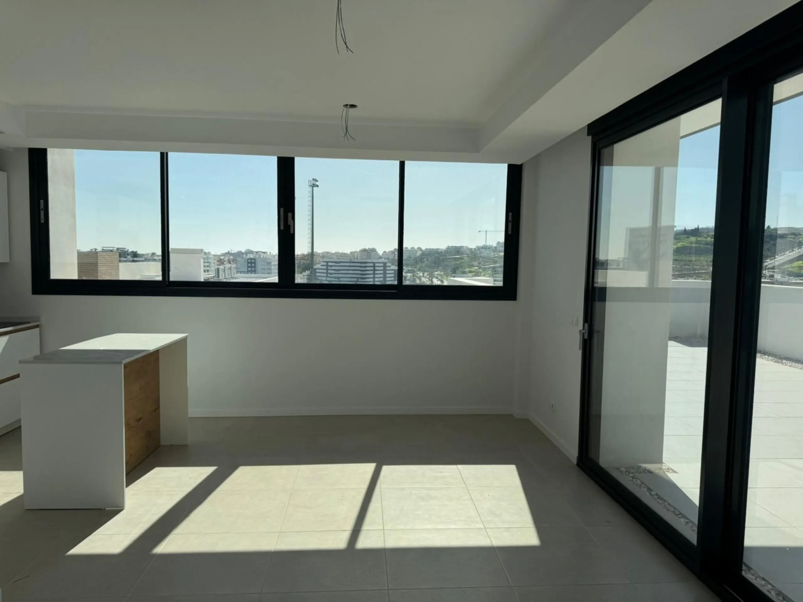 We present this bright and modern 2-bedroom, 2-bathroom apartment, ready to move into. Located in the northern area of Estepona center, just a few meters from the Fairgrounds, this property perfectly combines residential tranquility with the vibrant atmos