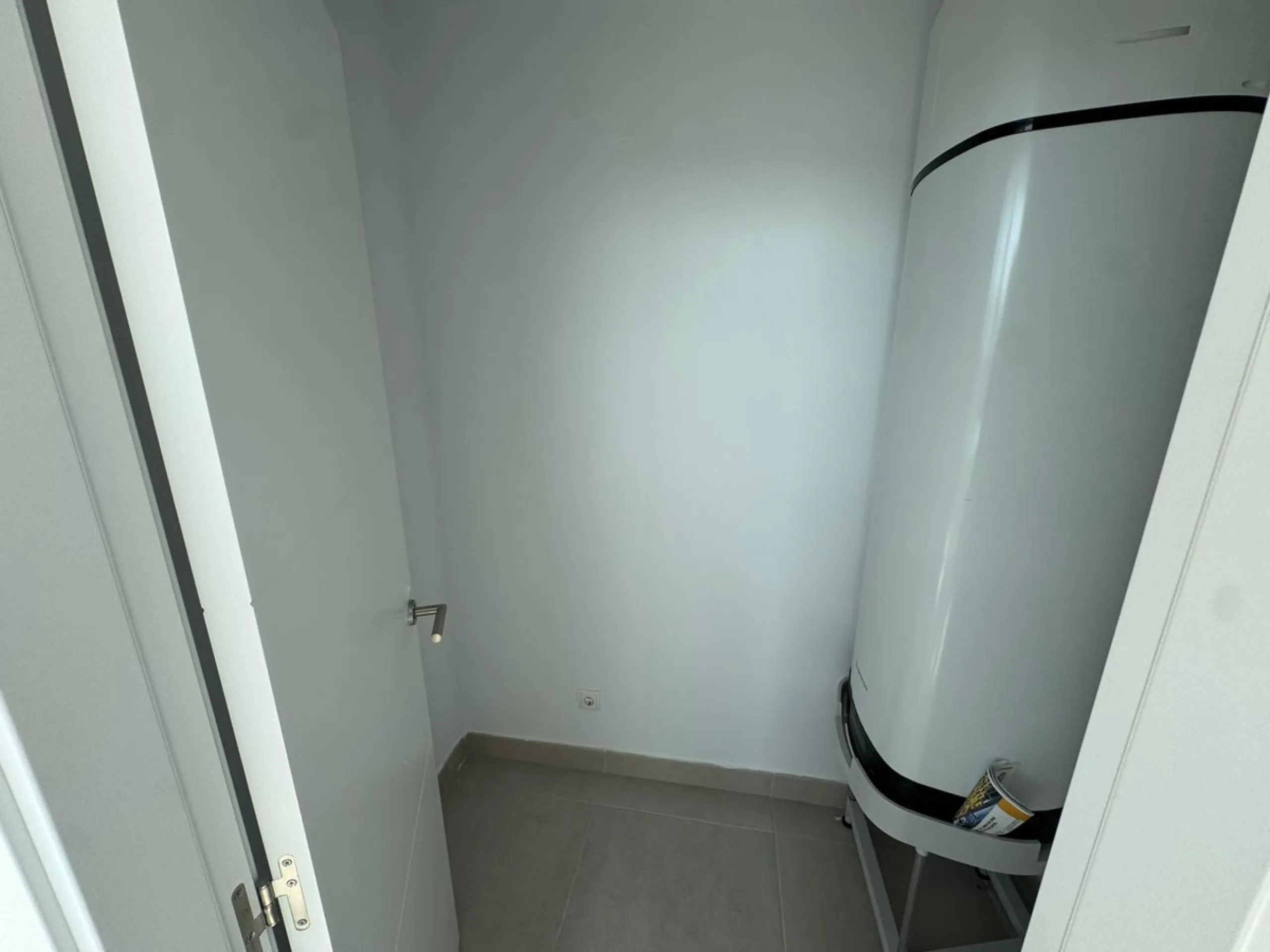 We present this bright and modern 2-bedroom, 2-bathroom apartment, ready to move into. Located in the northern area of Estepona center, just a few meters from the Fairgrounds, this property perfectly combines residential tranquility with the vibrant atmos