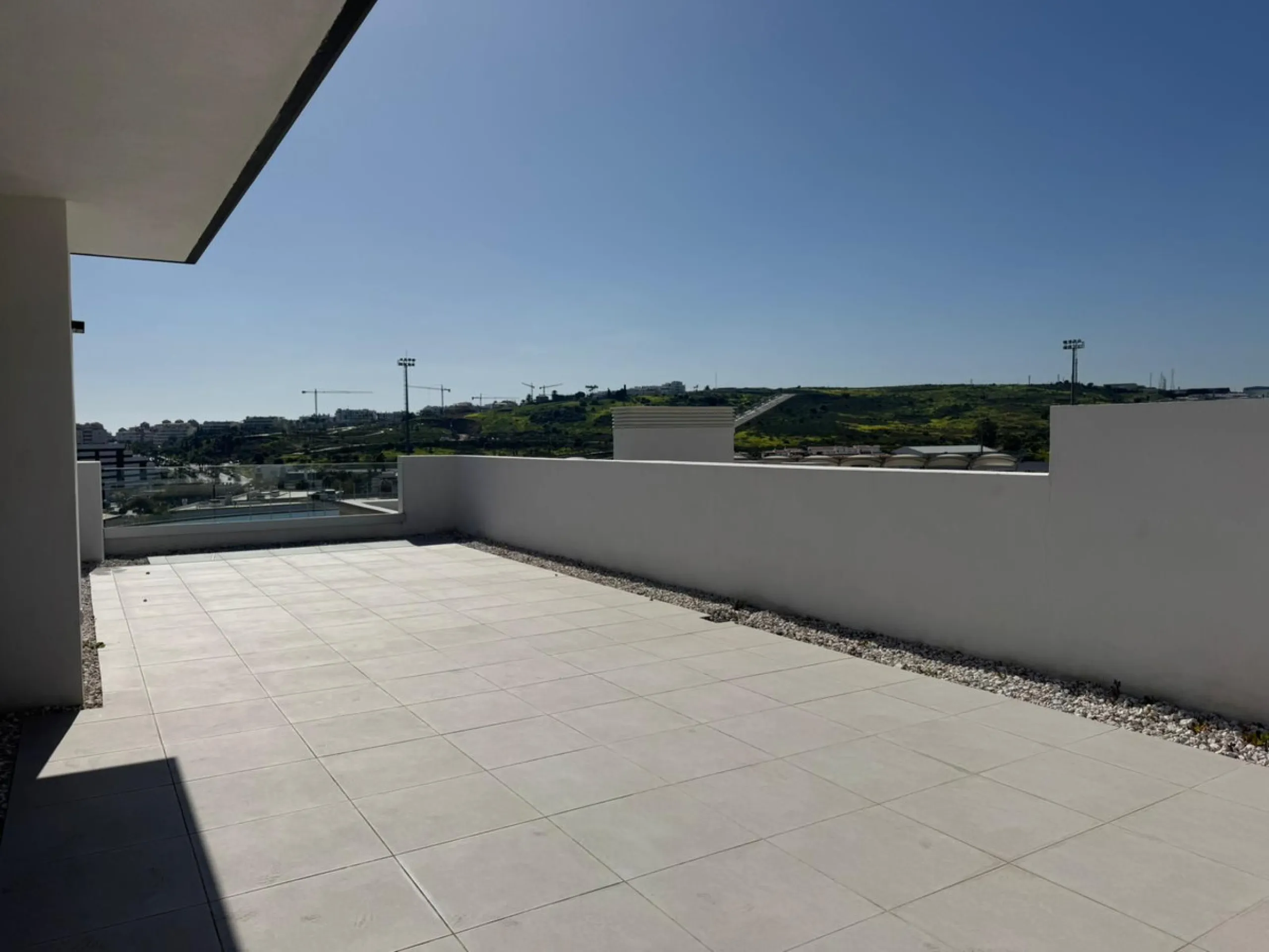 We present this bright and modern 2-bedroom, 2-bathroom apartment, ready to move into. Located in the northern area of Estepona center, just a few meters from the Fairgrounds, this property perfectly combines residential tranquility with the vibrant atmos