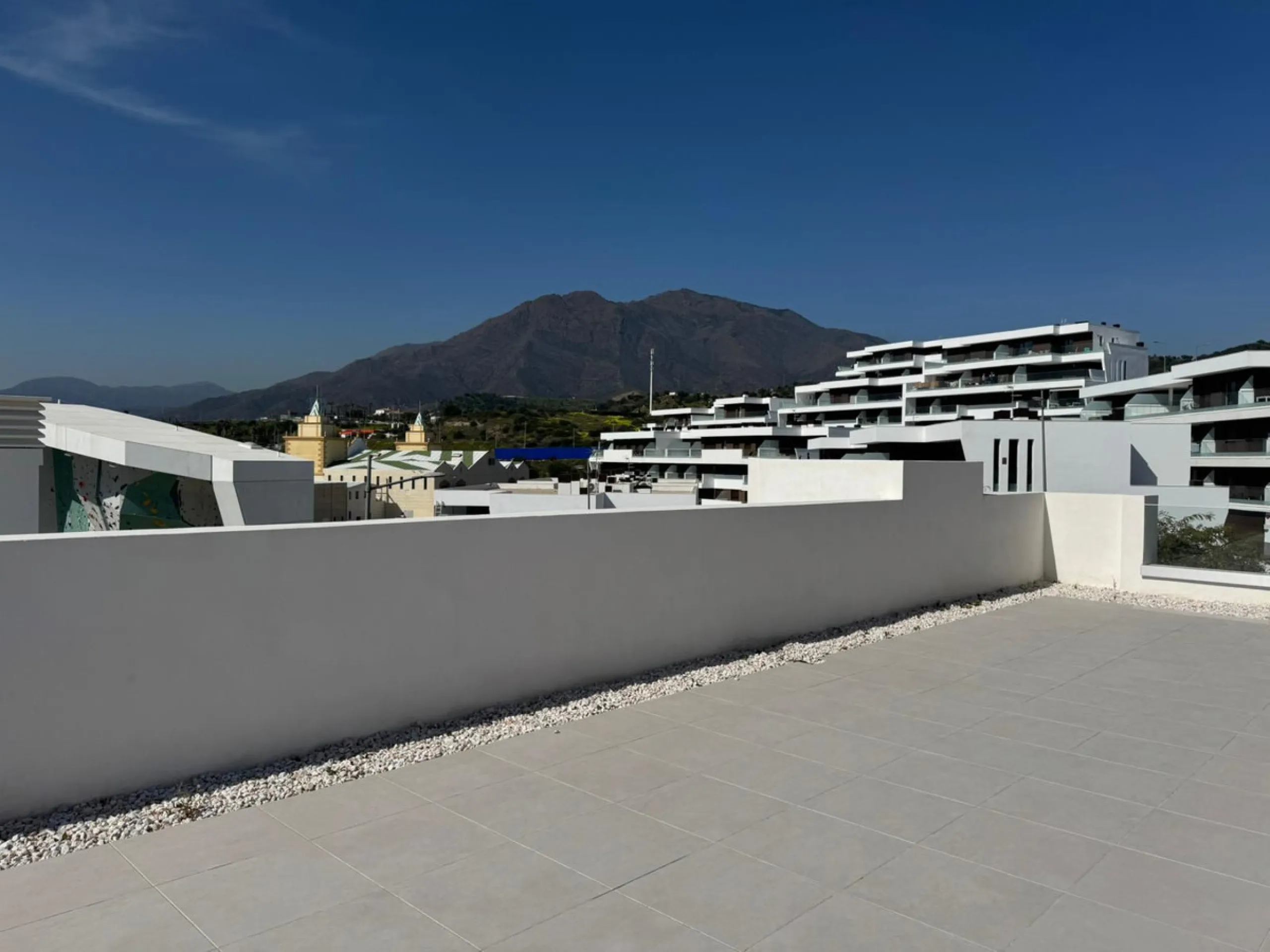 We present this bright and modern 2-bedroom, 2-bathroom apartment, ready to move into. Located in the northern area of Estepona center, just a few meters from the Fairgrounds, this property perfectly combines residential tranquility with the vibrant atmos