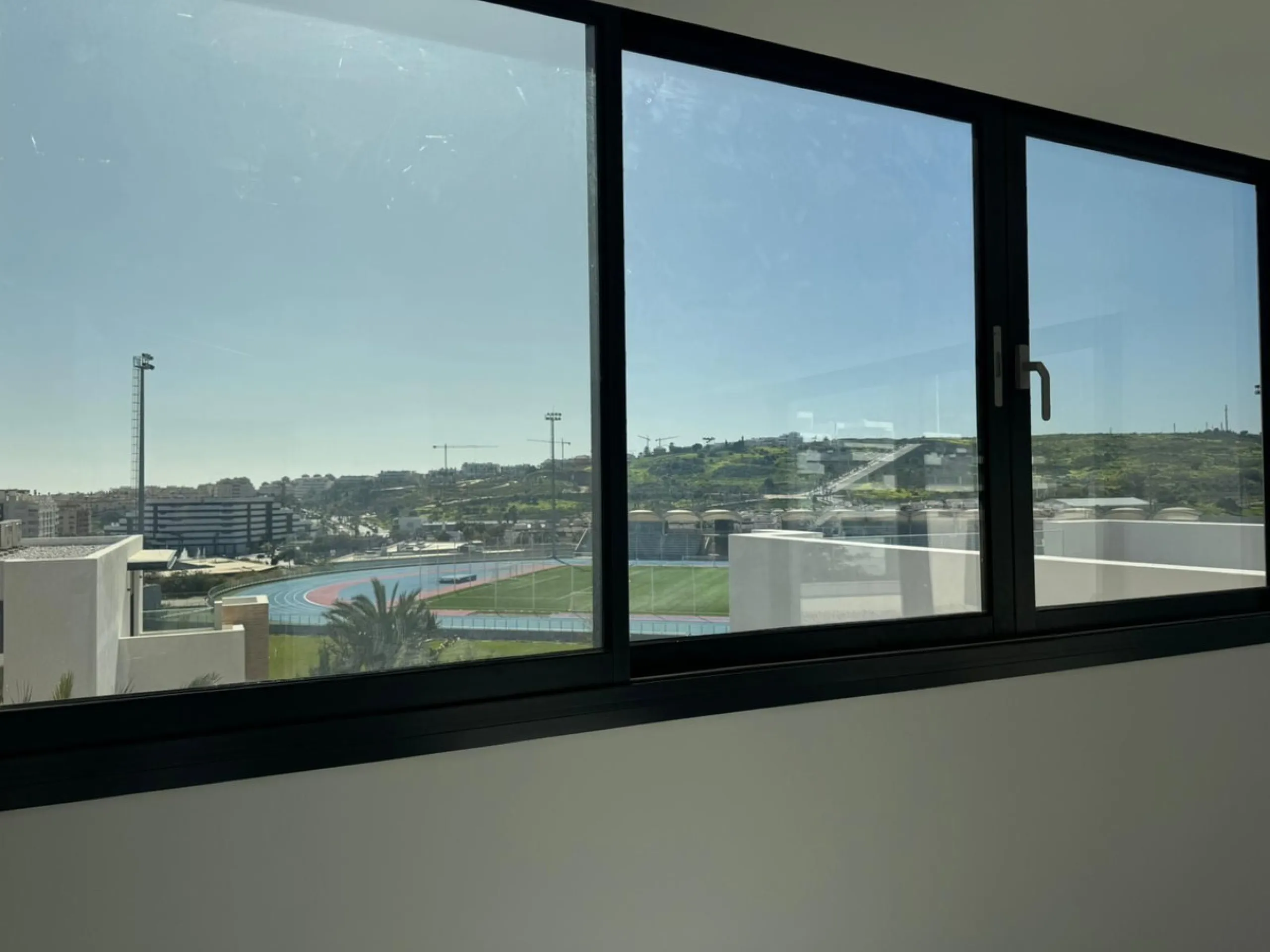 We present this bright and modern 2-bedroom, 2-bathroom apartment, ready to move into. Located in the northern area of Estepona center, just a few meters from the Fairgrounds, this property perfectly combines residential tranquility with the vibrant atmos