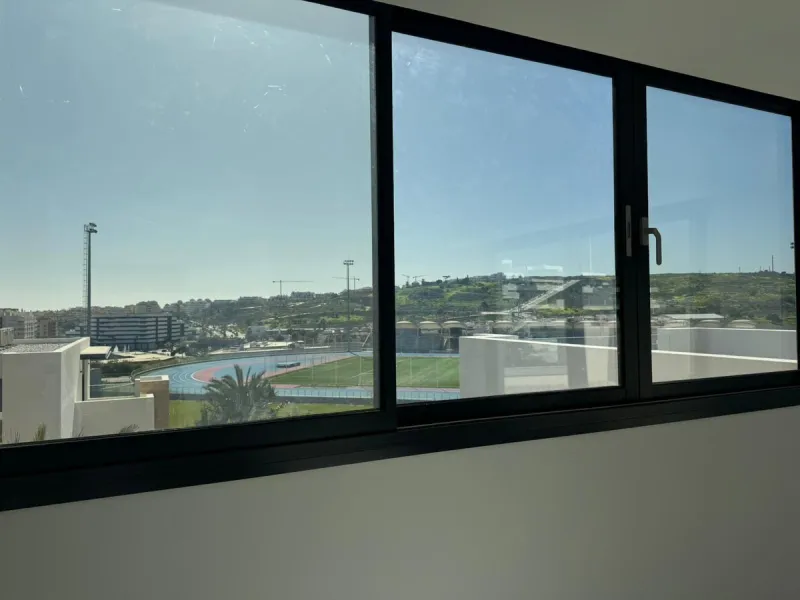 We present this bright and modern 2-bedroom, 2-bathroom apartment, ready to move into. Located in the northern area of Estepona center, just a few meters from the Fairgrounds, this property perfectly combines residential tranquility with the vibrant atmos