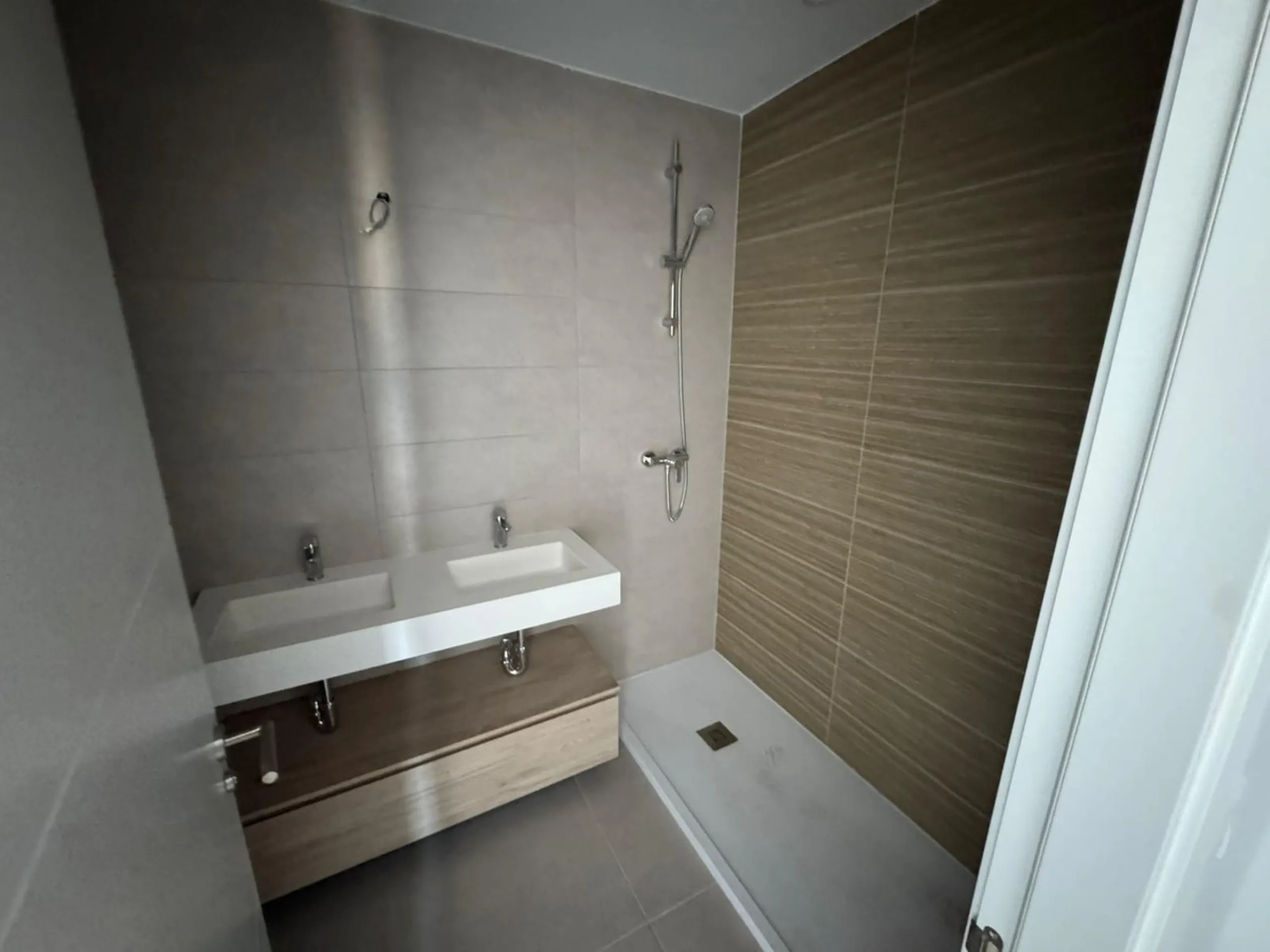 We present this bright and modern 2-bedroom, 2-bathroom apartment, ready to move into. Located in the northern area of Estepona center, just a few meters from the Fairgrounds, this property perfectly combines residential tranquility with the vibrant atmos
