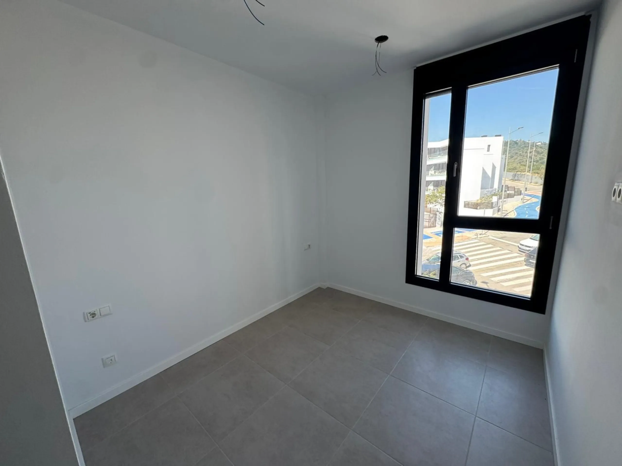 We present this bright and modern 2-bedroom, 2-bathroom apartment, ready to move into. Located in the northern area of Estepona center, just a few meters from the Fairgrounds, this property perfectly combines residential tranquility with the vibrant atmos