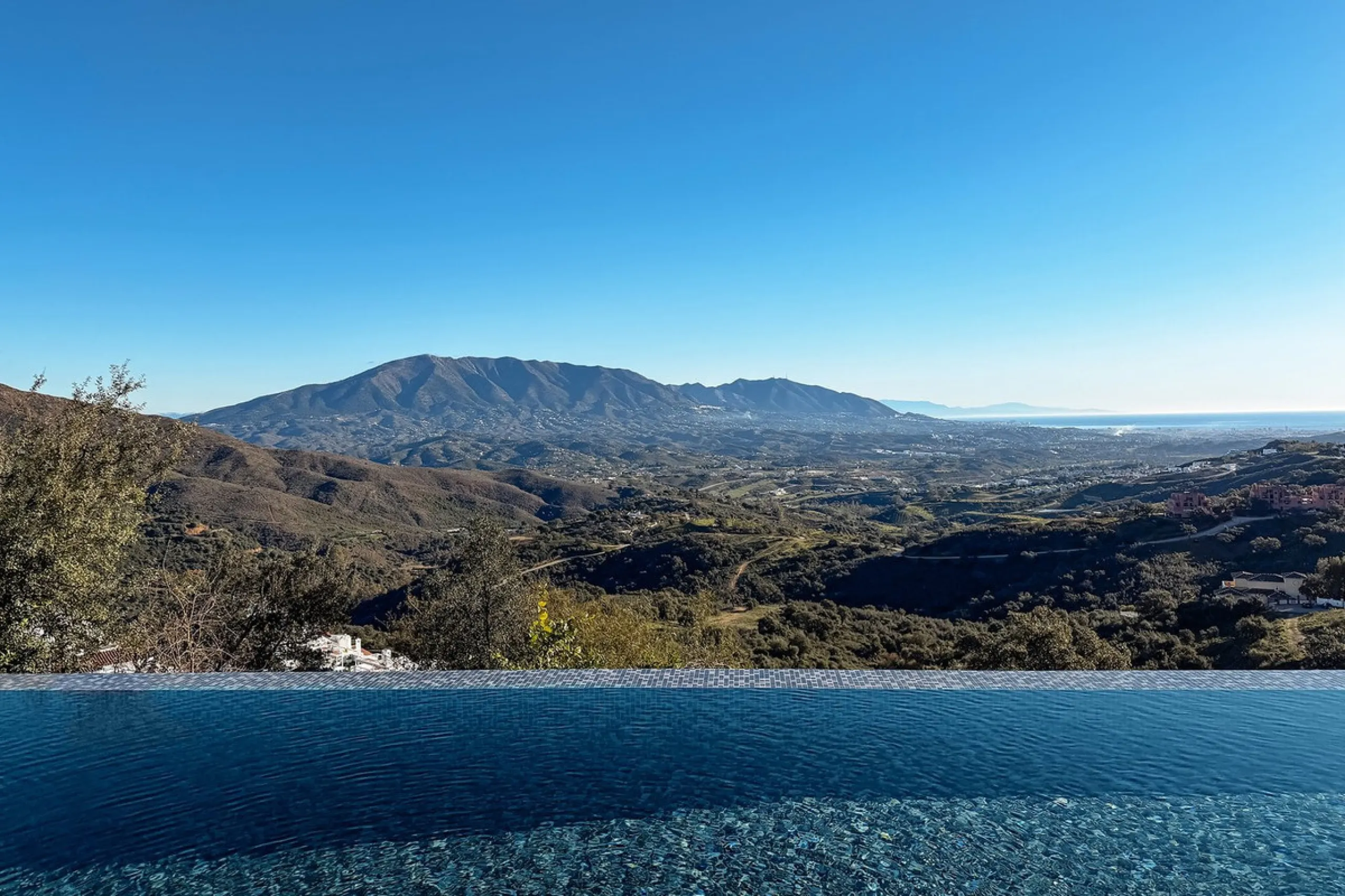 Perched on the coast, in the tranquil hills of La Mairena, this contemporary villa offers a balanced blend of architectural elegance, privacy, and expansive views of the Mediterranean. Surrounded by protected natural landscapes, the residence enjoys a ser
