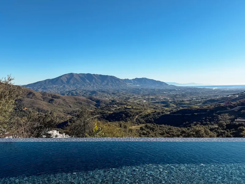 Perched on the coast, in the tranquil hills of La Mairena, this contemporary villa offers a balanced blend of architectural elegance, privacy, and expansive views of the Mediterranean. Surrounded by protected natural landscapes, the residence enjoys a ser
