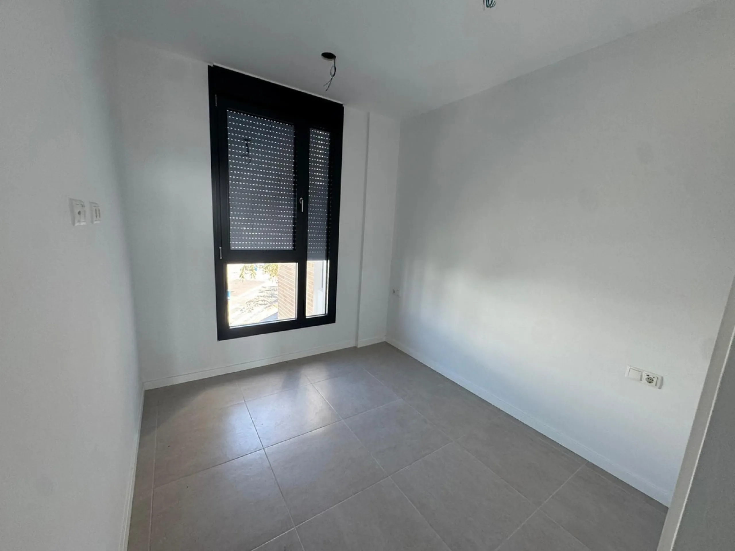 We present this bright and modern 2-bedroom, 2-bathroom apartment, ready to move into. Located in the northern area of Estepona center, just a few meters from the Fairgrounds, this property perfectly combines residential tranquility with the vibrant atmos
