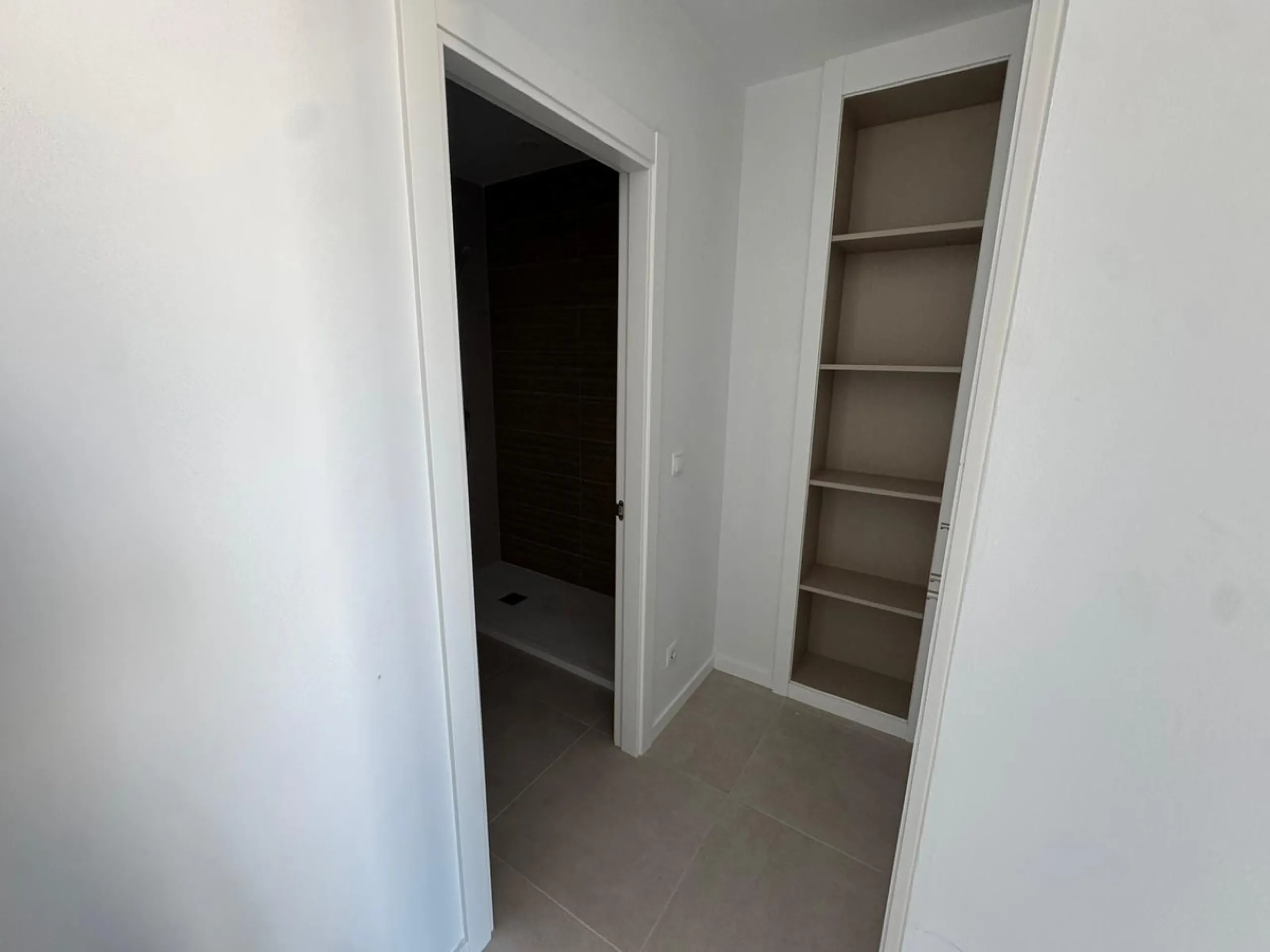 We present this bright and modern 2-bedroom, 2-bathroom apartment, ready to move into. Located in the northern area of Estepona center, just a few meters from the Fairgrounds, this property perfectly combines residential tranquility with the vibrant atmos