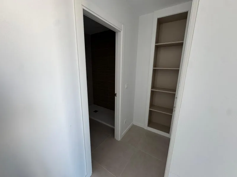 We present this bright and modern 2-bedroom, 2-bathroom apartment, ready to move into. Located in the northern area of Estepona center, just a few meters from the Fairgrounds, this property perfectly combines residential tranquility with the vibrant atmos