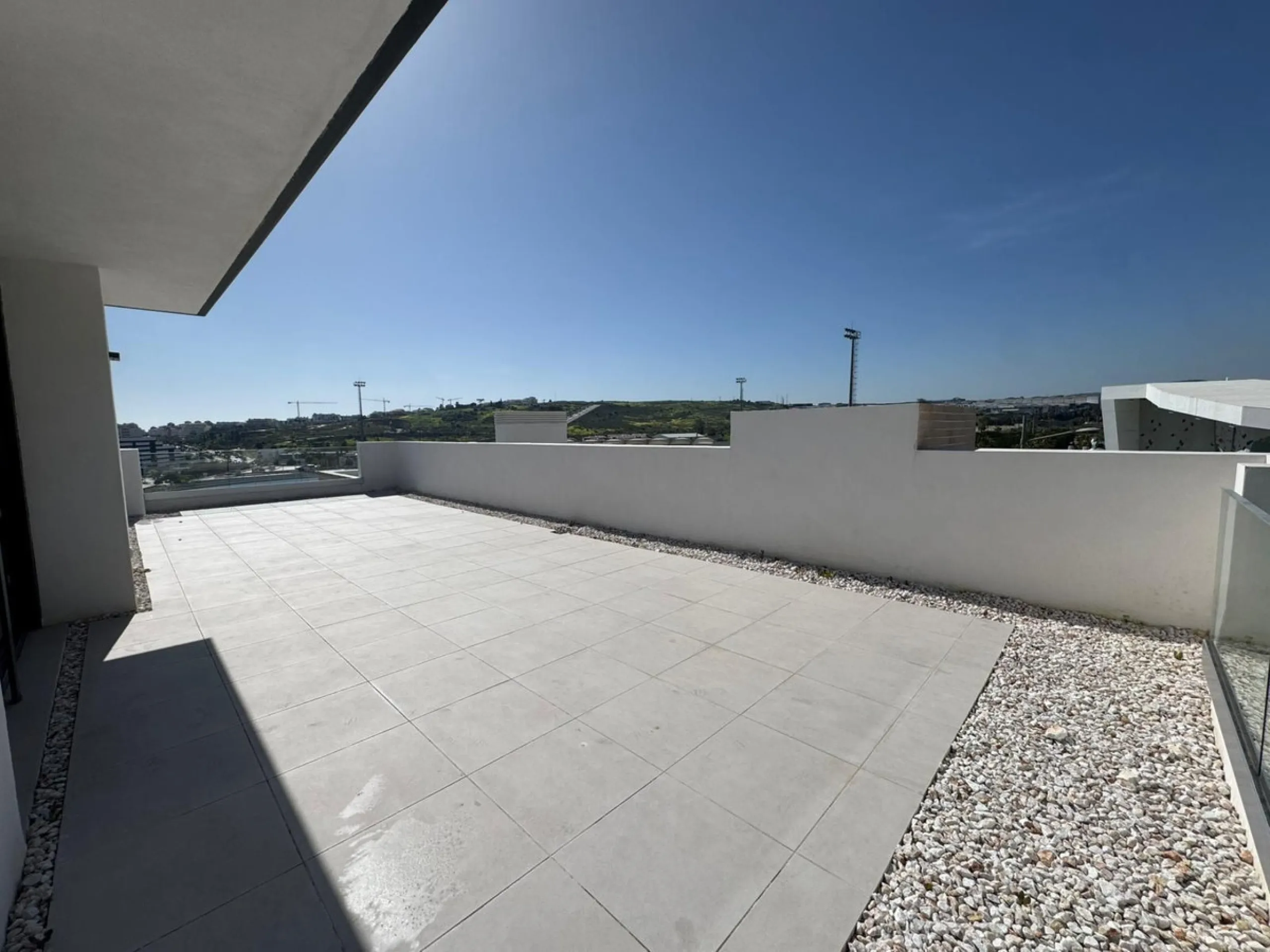 We present this bright and modern 2-bedroom, 2-bathroom apartment, ready to move into. Located in the northern area of Estepona center, just a few meters from the Fairgrounds, this property perfectly combines residential tranquility with the vibrant atmos