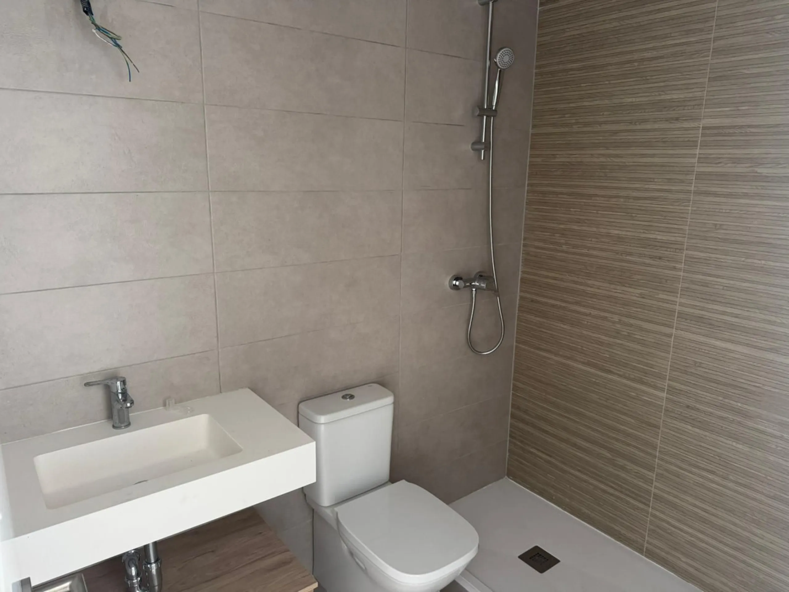 We present this bright and modern 2-bedroom, 2-bathroom apartment, ready to move into. Located in the northern area of Estepona center, just a few meters from the Fairgrounds, this property perfectly combines residential tranquility with the vibrant atmos