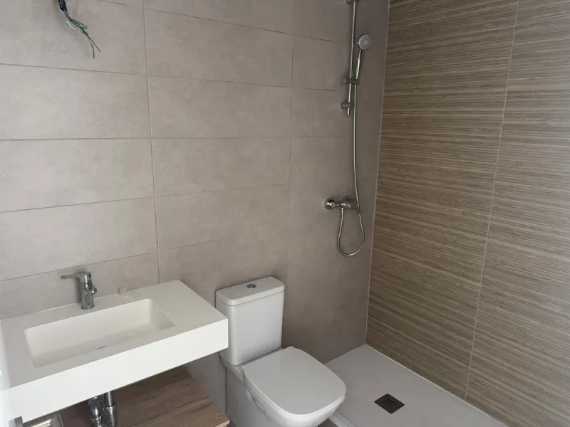 We present this bright and modern 2-bedroom, 2-bathroom apartment, ready to move into. Located in the northern area of Estepona center, just a few meters from the Fairgrounds, this property perfectly combines residential tranquility with the vibrant atmos