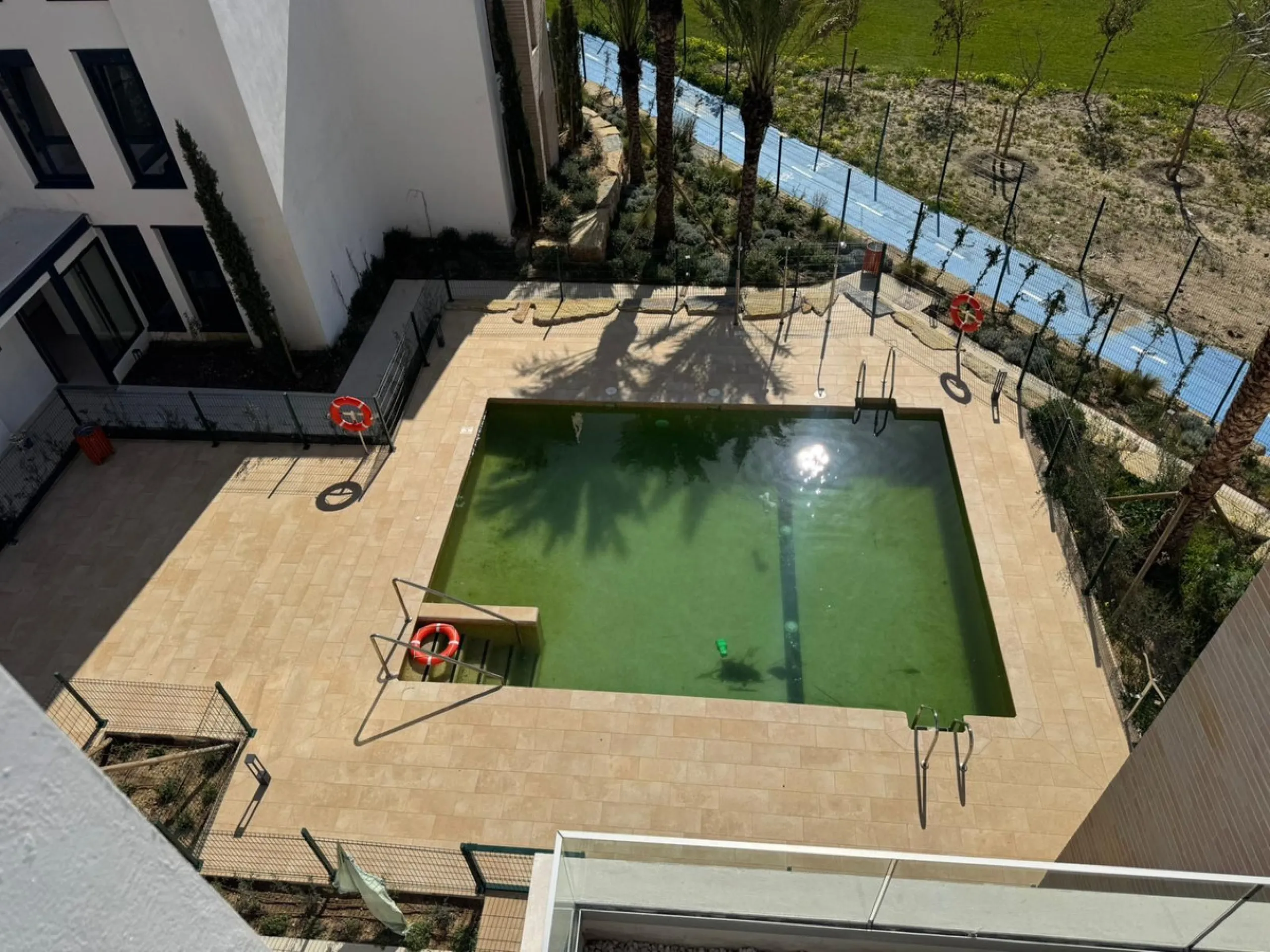 We present this bright and modern 2-bedroom, 2-bathroom apartment, ready to move into. Located in the northern area of Estepona center, just a few meters from the Fairgrounds, this property perfectly combines residential tranquility with the vibrant atmos
