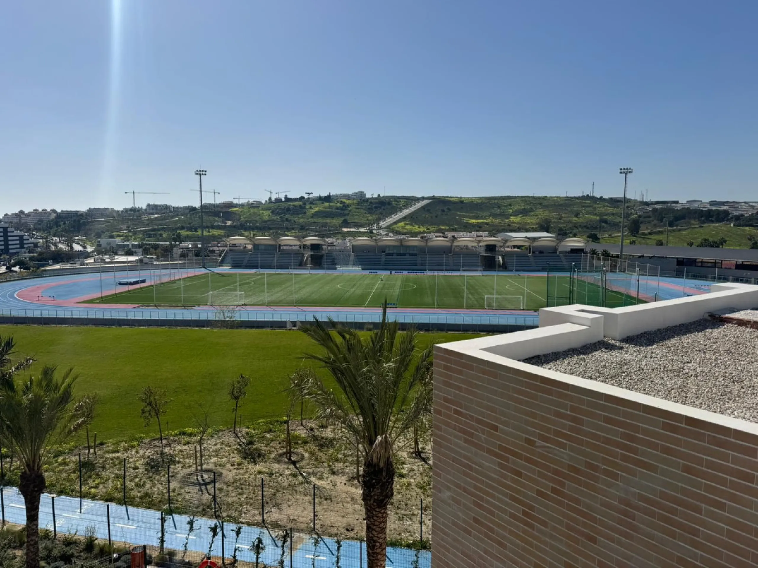 We present this bright and modern 2-bedroom, 2-bathroom apartment, ready to move into. Located in the northern area of Estepona center, just a few meters from the Fairgrounds, this property perfectly combines residential tranquility with the vibrant atmos