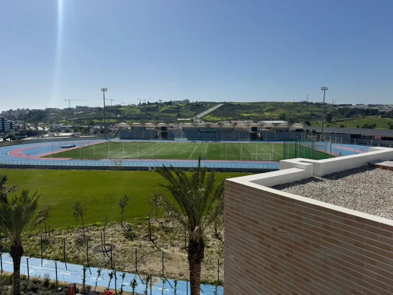 We present this bright and modern 2-bedroom, 2-bathroom apartment, ready to move into. Located in the northern area of Estepona center, just a few meters from the Fairgrounds, this property perfectly combines residential tranquility with the vibrant atmos