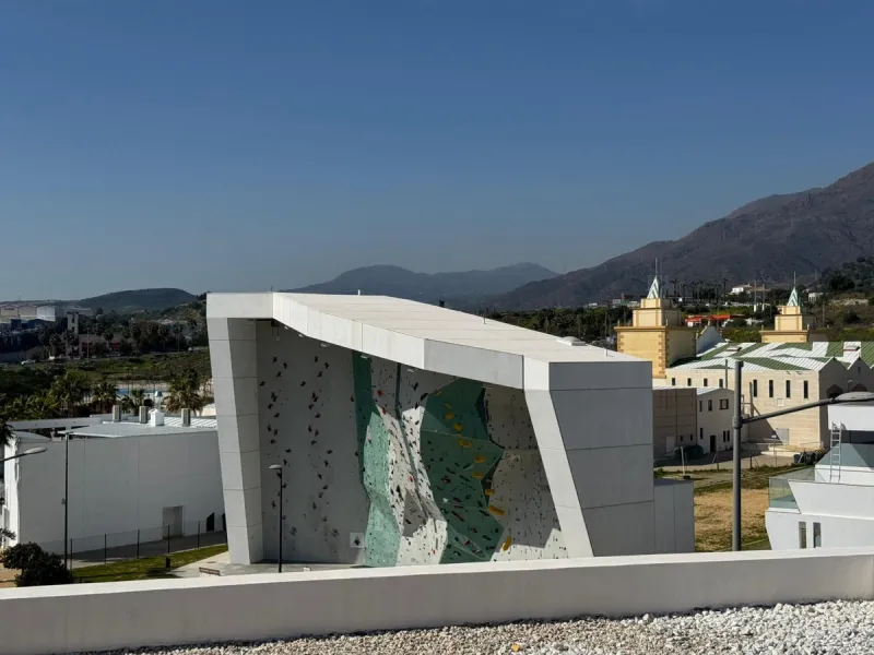 We present this bright and modern 2-bedroom, 2-bathroom apartment, ready to move into. Located in the northern area of Estepona center, just a few meters from the Fairgrounds, this property perfectly combines residential tranquility with the vibrant atmos