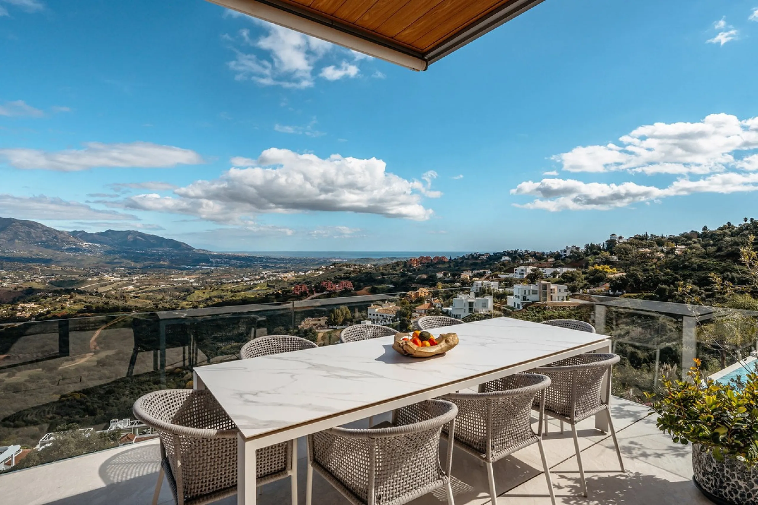 Perched on the coast, in the tranquil hills of La Mairena, this contemporary villa offers a balanced blend of architectural elegance, privacy, and expansive views of the Mediterranean. Surrounded by protected natural landscapes, the residence enjoys a ser
