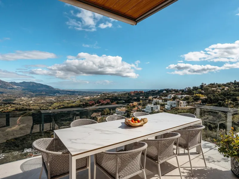 Perched on the coast, in the tranquil hills of La Mairena, this contemporary villa offers a balanced blend of architectural elegance, privacy, and expansive views of the Mediterranean. Surrounded by protected natural landscapes, the residence enjoys a ser
