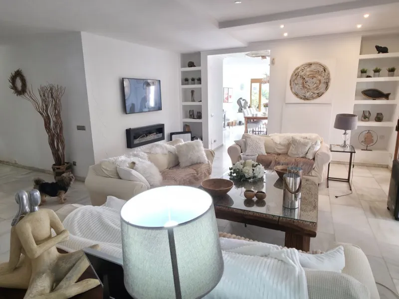 House - Detached Villa в продаже в Estepona, Málaga. В доме 6 спален и 5 ванных комнат. Площадь дома 467 м². Площадь участка 4468 м²
