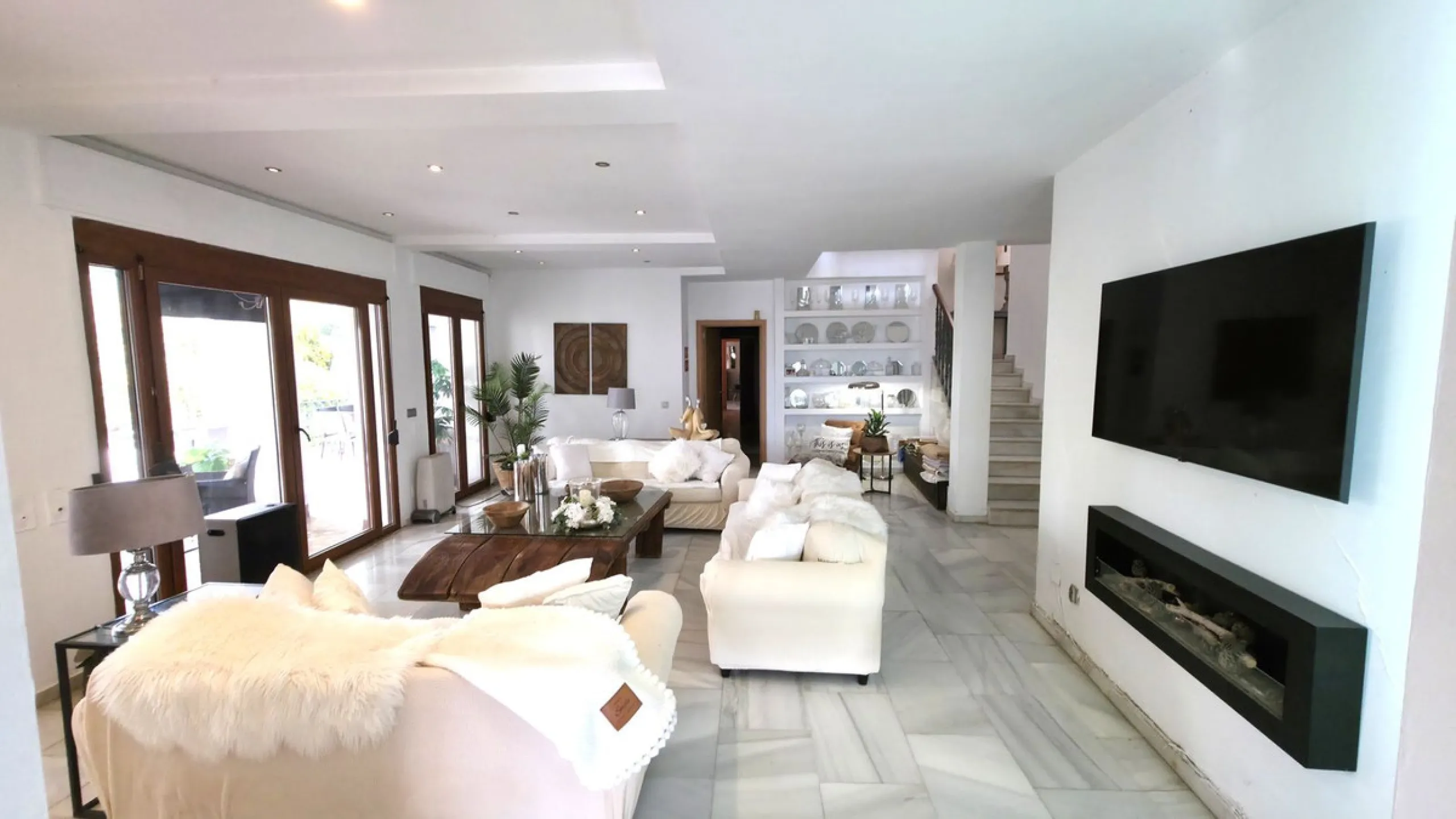 House - Detached Villa в продаже в Estepona, Málaga. В доме 6 спален и 5 ванных комнат. Площадь дома 467 м². Площадь участка 4468 м²