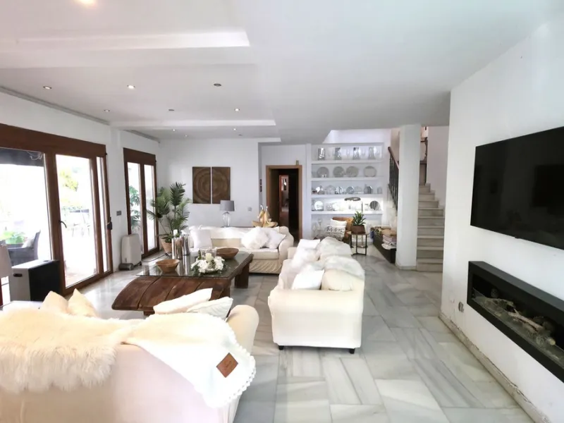 House - Detached Villa в продаже в Estepona, Málaga. В доме 6 спален и 5 ванных комнат. Площадь дома 467 м². Площадь участка 4468 м²