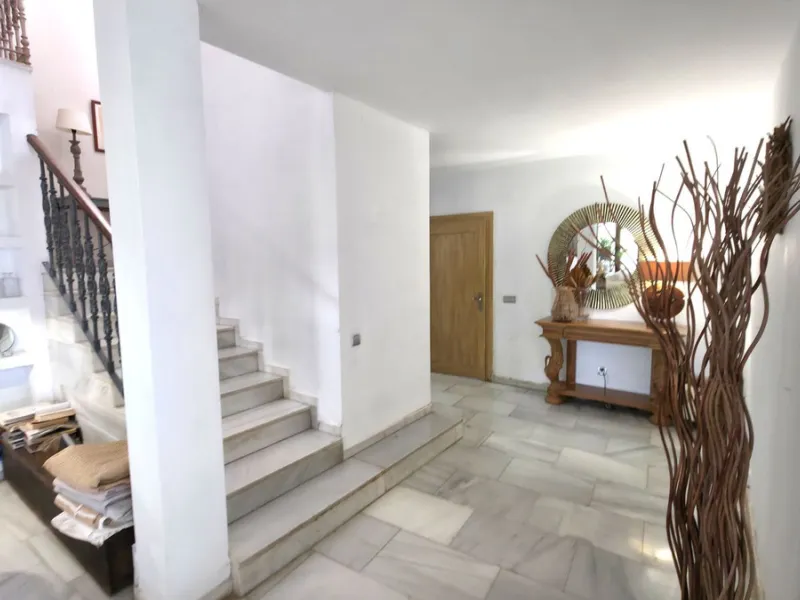 House - Detached Villa в продаже в Estepona, Málaga. В доме 6 спален и 5 ванных комнат. Площадь дома 467 м². Площадь участка 4468 м²