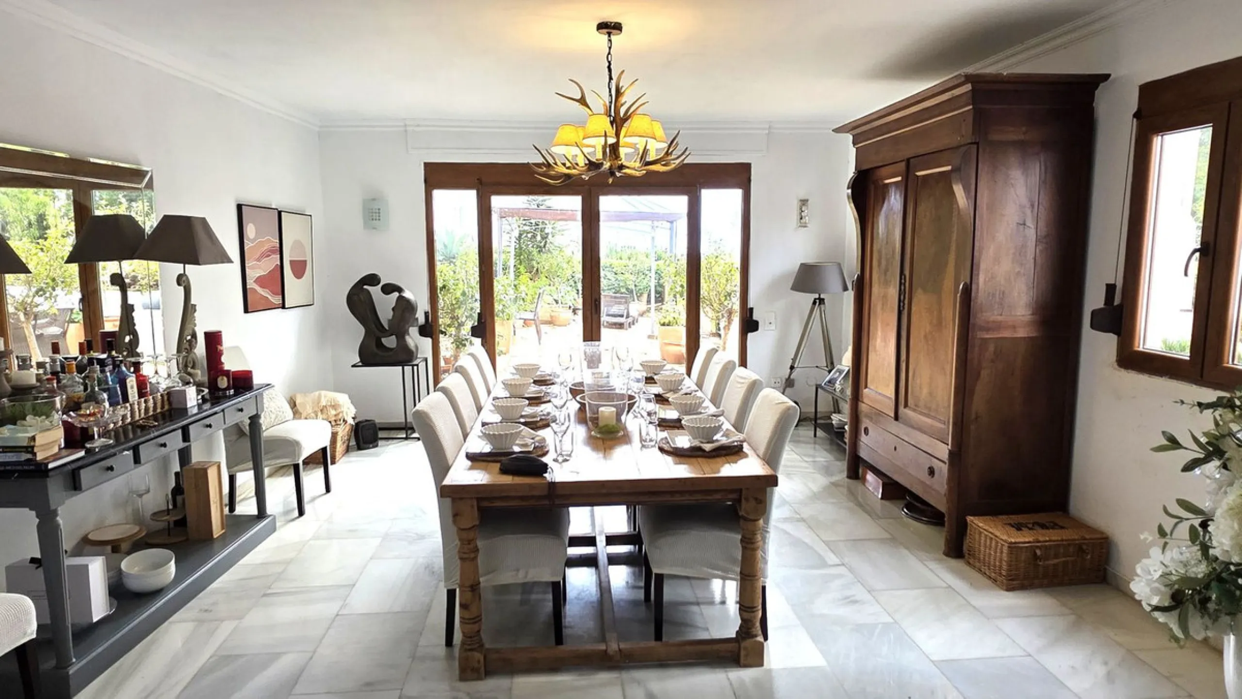 House - Detached Villa в продаже в Estepona, Málaga. В доме 6 спален и 5 ванных комнат. Площадь дома 467 м². Площадь участка 4468 м²