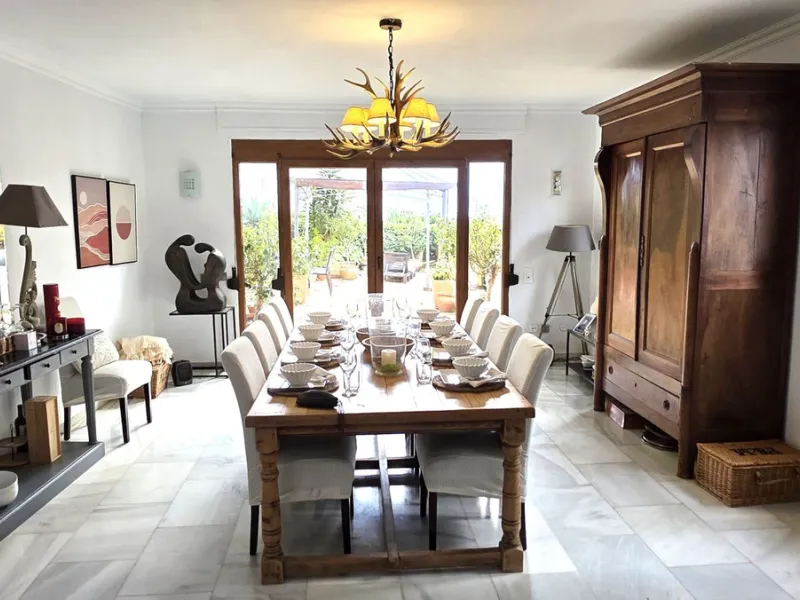House - Detached Villa в продаже в Estepona, Málaga. В доме 6 спален и 5 ванных комнат. Площадь дома 467 м². Площадь участка 4468 м²