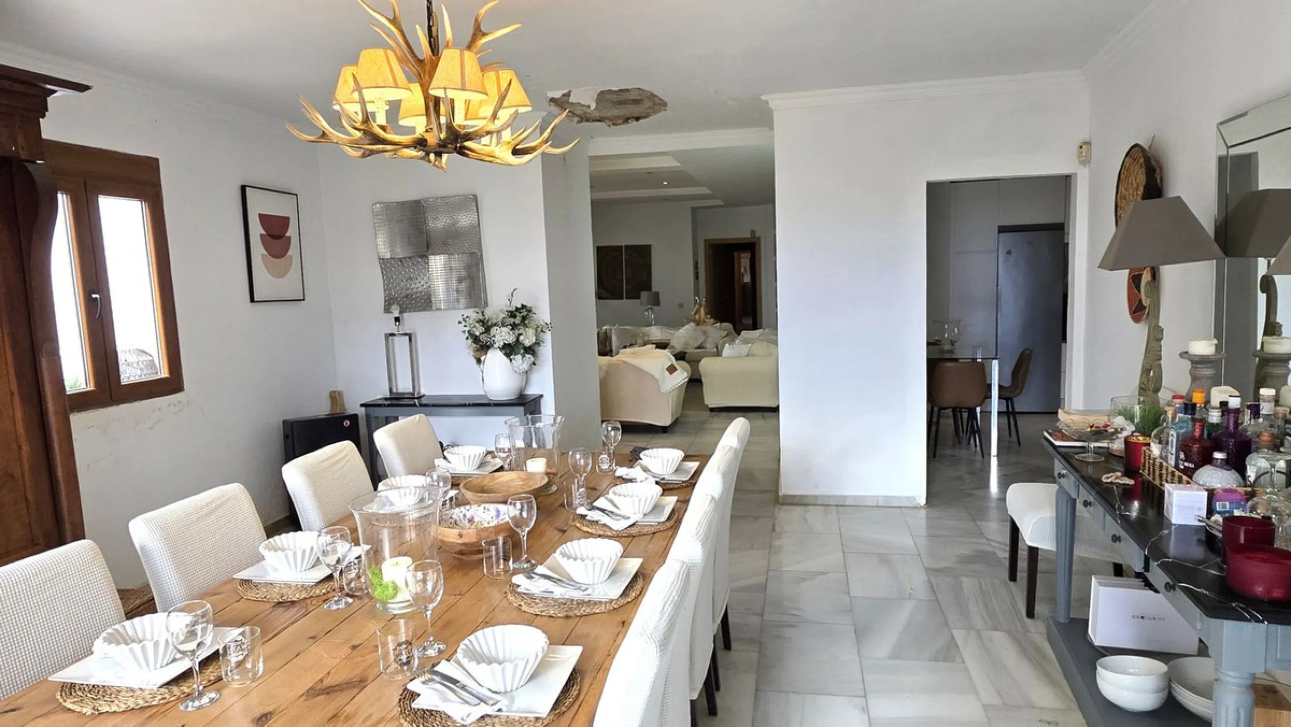 House - Detached Villa в продаже в Estepona, Málaga. В доме 6 спален и 5 ванных комнат. Площадь дома 467 м². Площадь участка 4468 м²