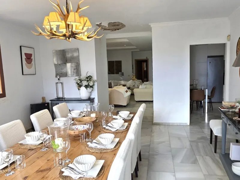 House - Detached Villa в продаже в Estepona, Málaga. В доме 6 спален и 5 ванных комнат. Площадь дома 467 м². Площадь участка 4468 м²