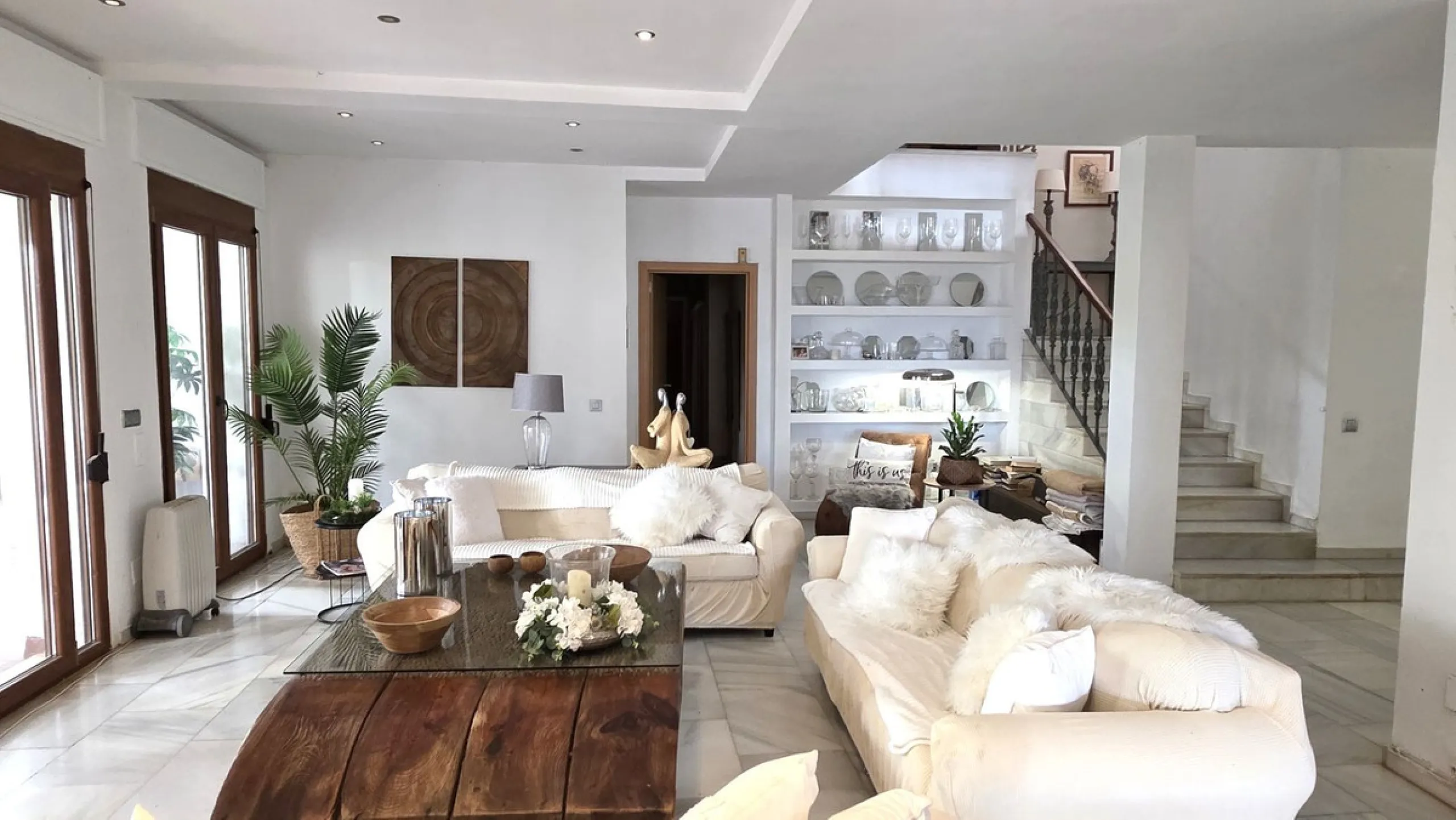 House - Detached Villa в продаже в Estepona, Málaga. В доме 6 спален и 5 ванных комнат. Площадь дома 467 м². Площадь участка 4468 м²