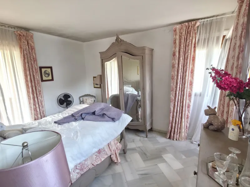 House - Detached Villa в продаже в Estepona, Málaga. В доме 6 спален и 5 ванных комнат. Площадь дома 467 м². Площадь участка 4468 м²