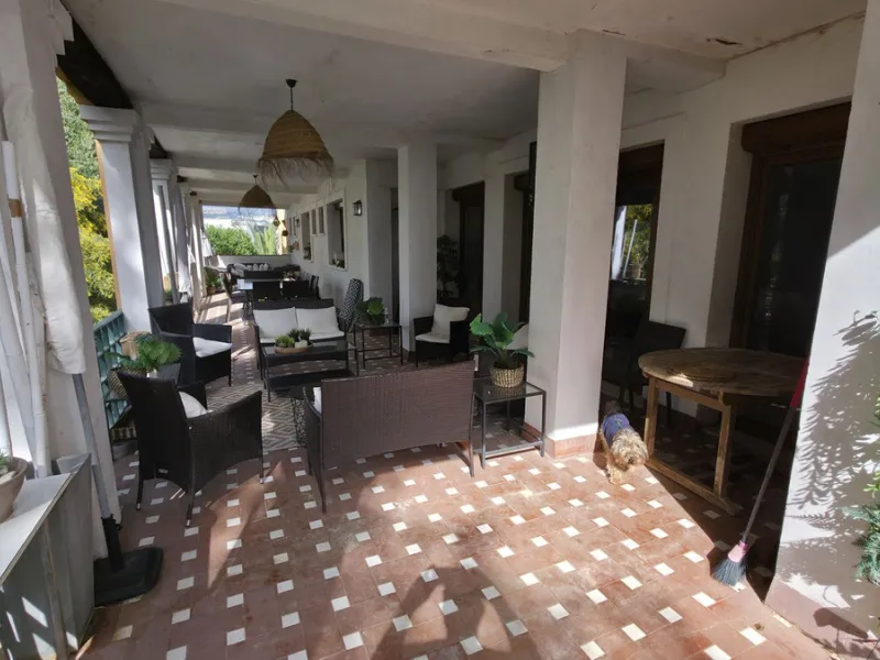 House - Detached Villa в продаже в Estepona, Málaga. В доме 6 спален и 5 ванных комнат. Площадь дома 467 м². Площадь участка 4468 м²