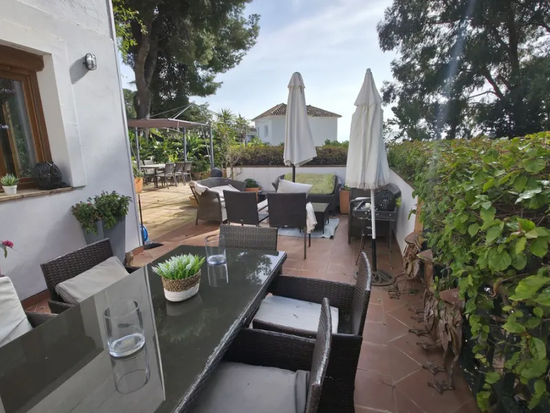 House - Detached Villa в продаже в Estepona, Málaga. В доме 6 спален и 5 ванных комнат. Площадь дома 467 м². Площадь участка 4468 м²