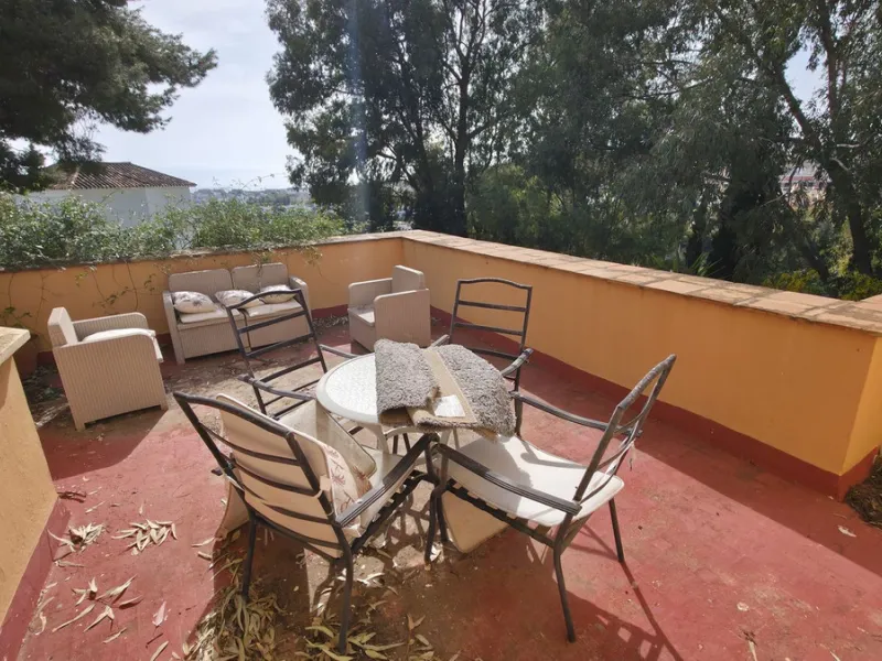House - Detached Villa в продаже в Estepona, Málaga. В доме 6 спален и 5 ванных комнат. Площадь дома 467 м². Площадь участка 4468 м²